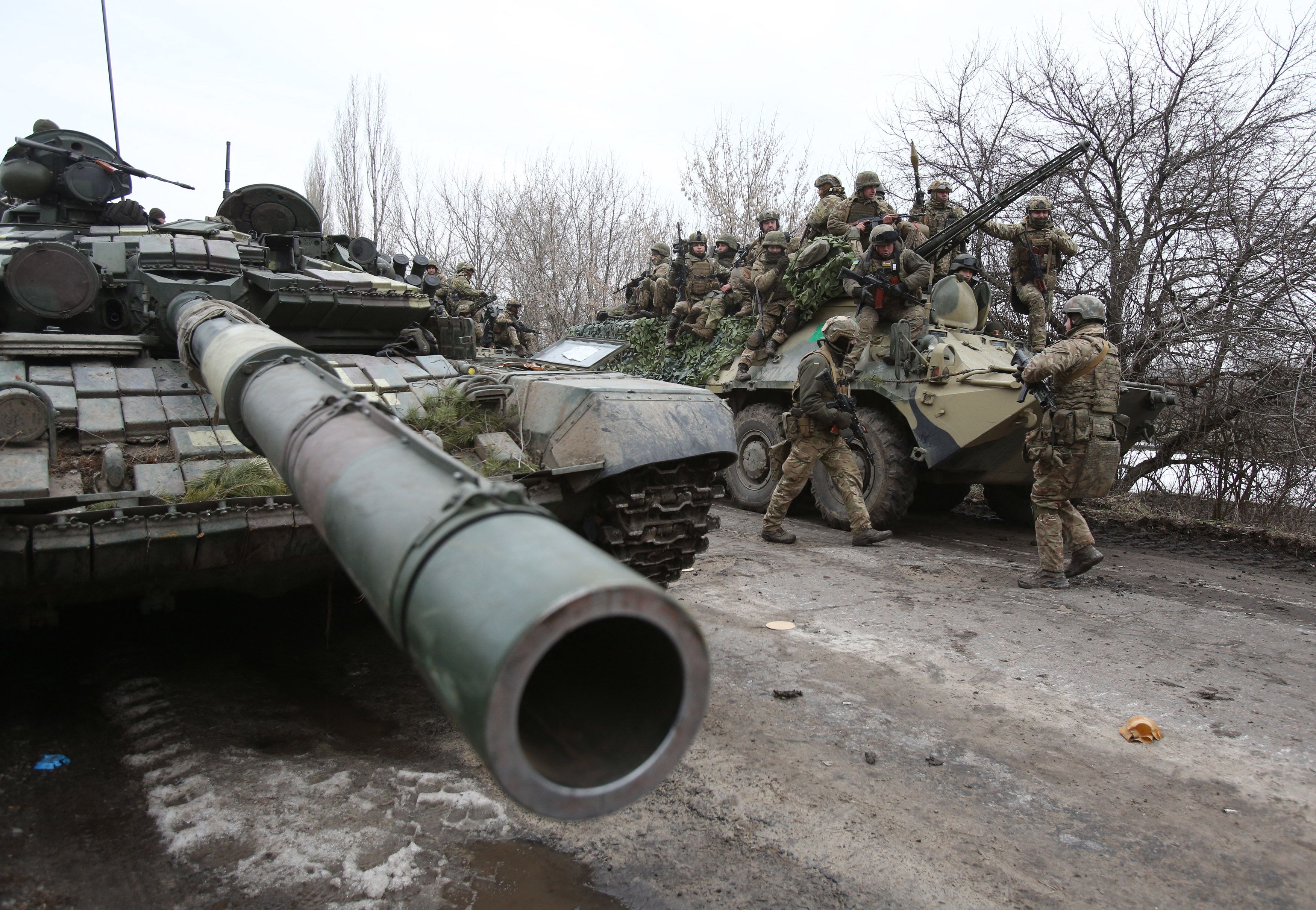 Ukrainian servicemen in the Lugansk region