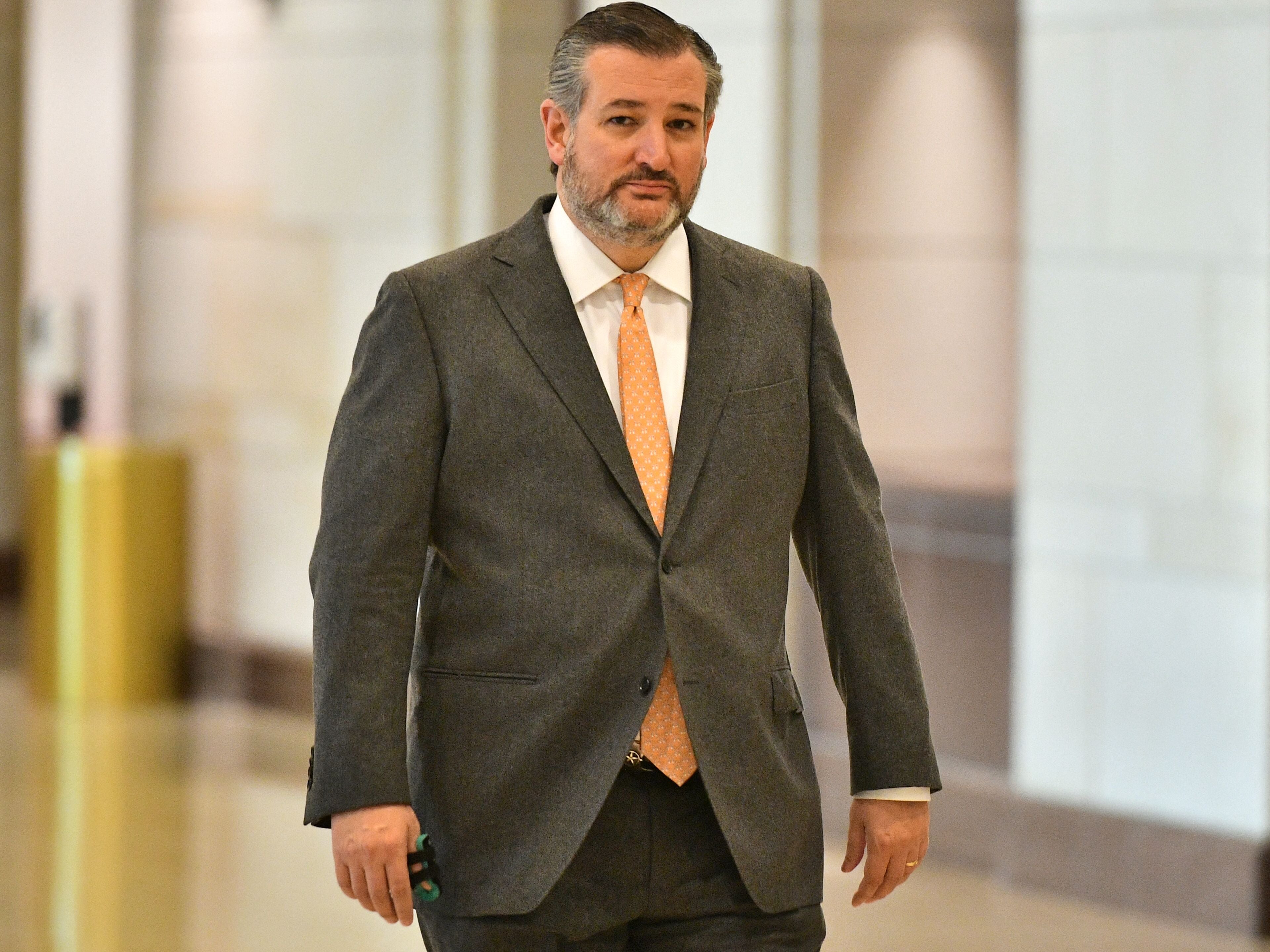 El Senador Ted Cruz (R-TX) camina por el Centro de Visitantes del Capitolio mientras el Secretario de Estado de los Estados Unidos, Antony Blinken, y el Secretario de Defensa de los Estados Unidos, Lloyd Austin, no aparecen en la foto, informan a los comités de Servicios Armados y Relaciones Exteriores del Senado sobre Afganistán en el Capitolio de los Estados Unidos en Washington. DC, el 2 de febrero de 2022. (Foto de MANDEL NGAN/AFP) (Foto de MANDEL NGAN/AFP vía Getty Images)