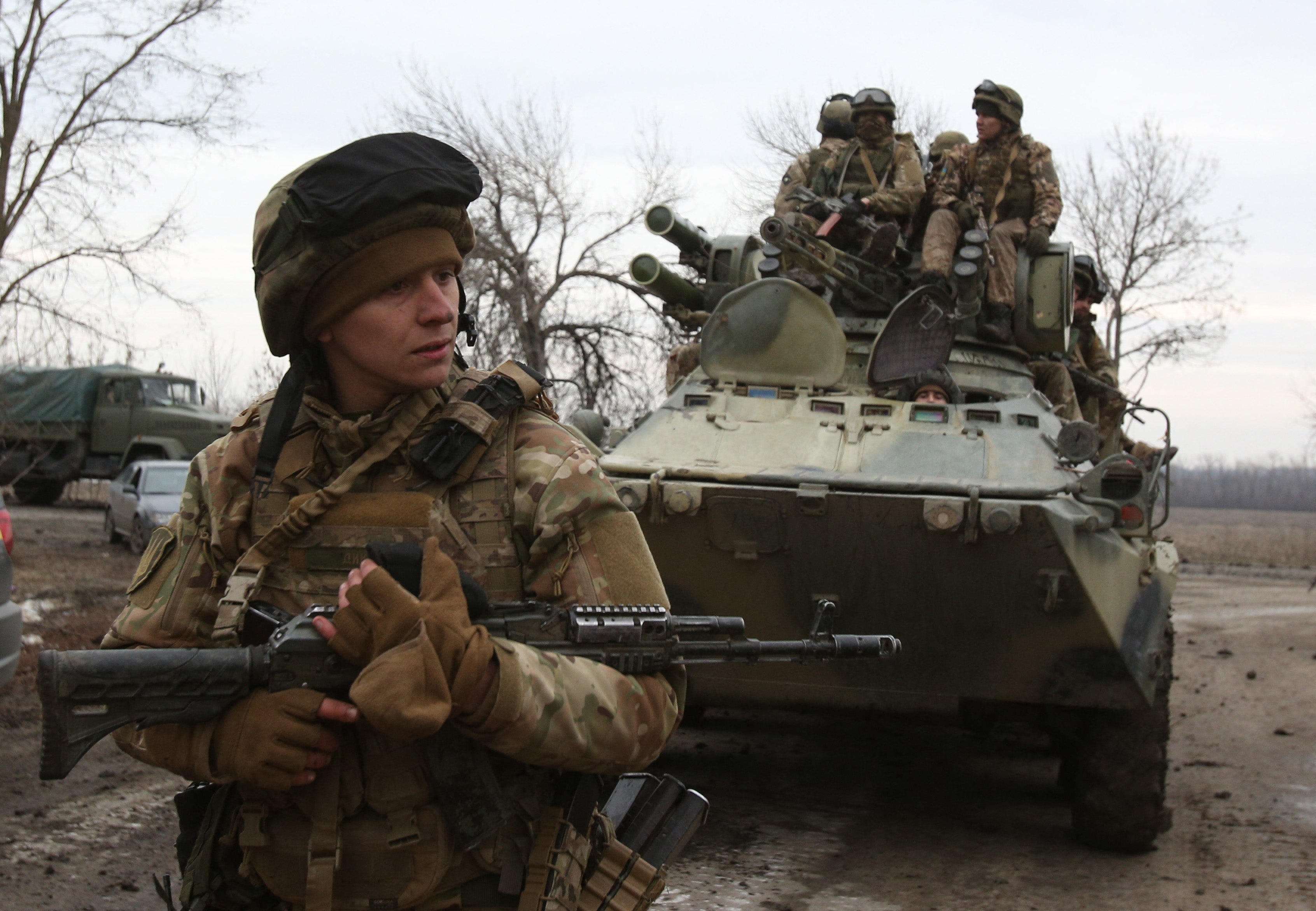 Ukrainian servicemen get ready to repel an attack in Ukraine’s Lugansk region on 24 February 2022