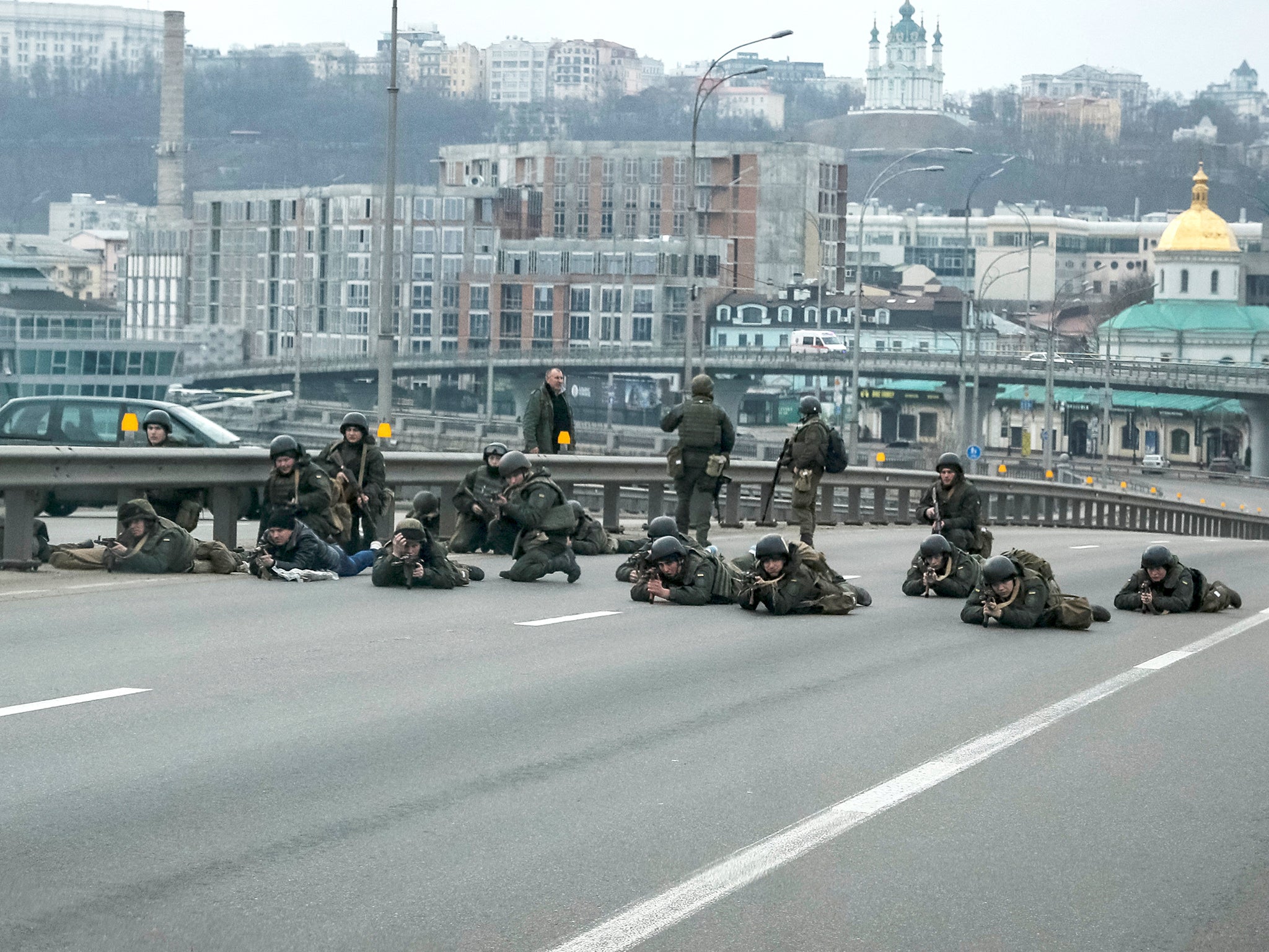 Servicemen of the Ukrainian National Guard take positions in central Kyiv