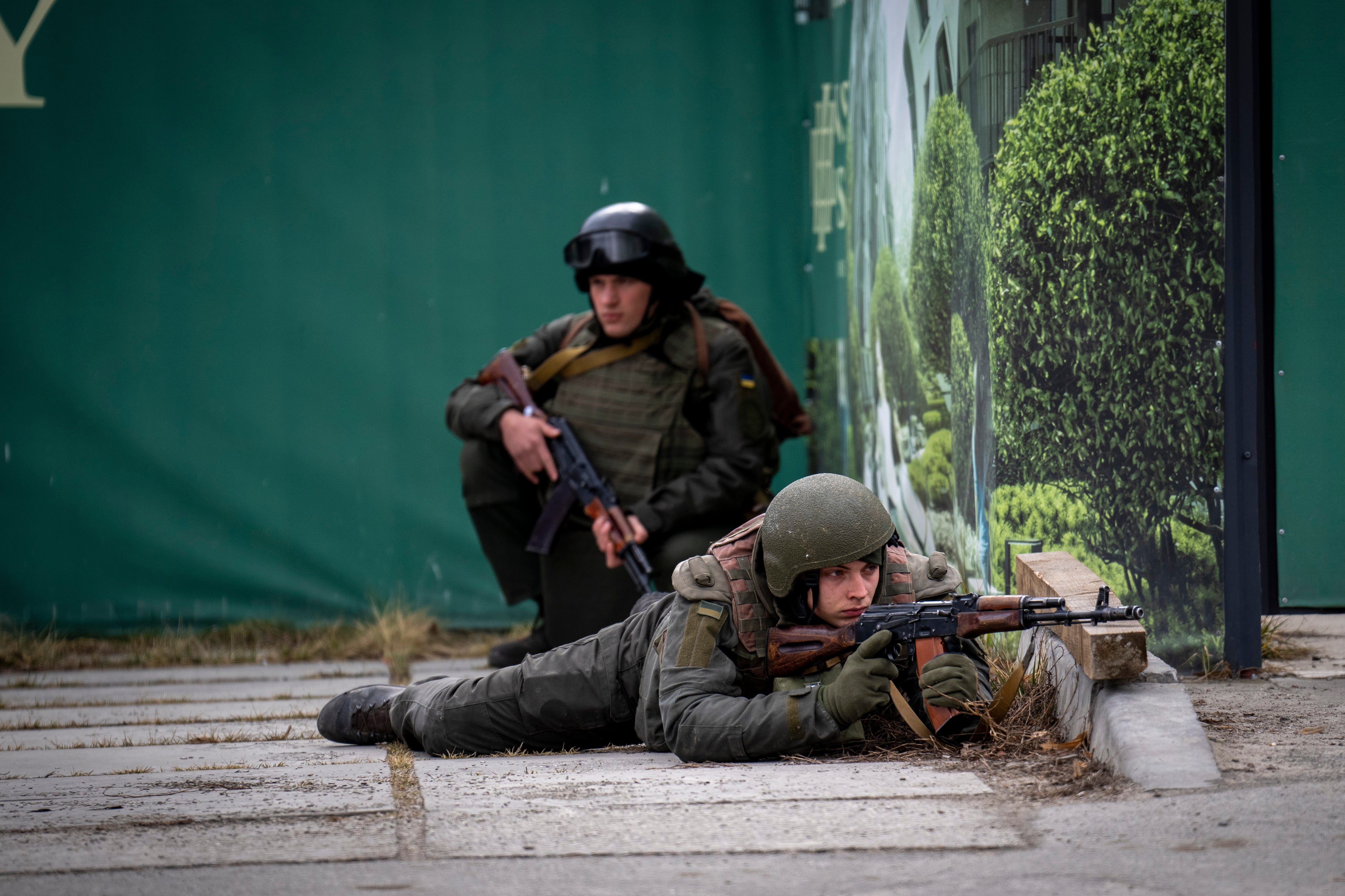 Ukrainian soldiers take positions in downtown Kyiv, Ukraine on Friday