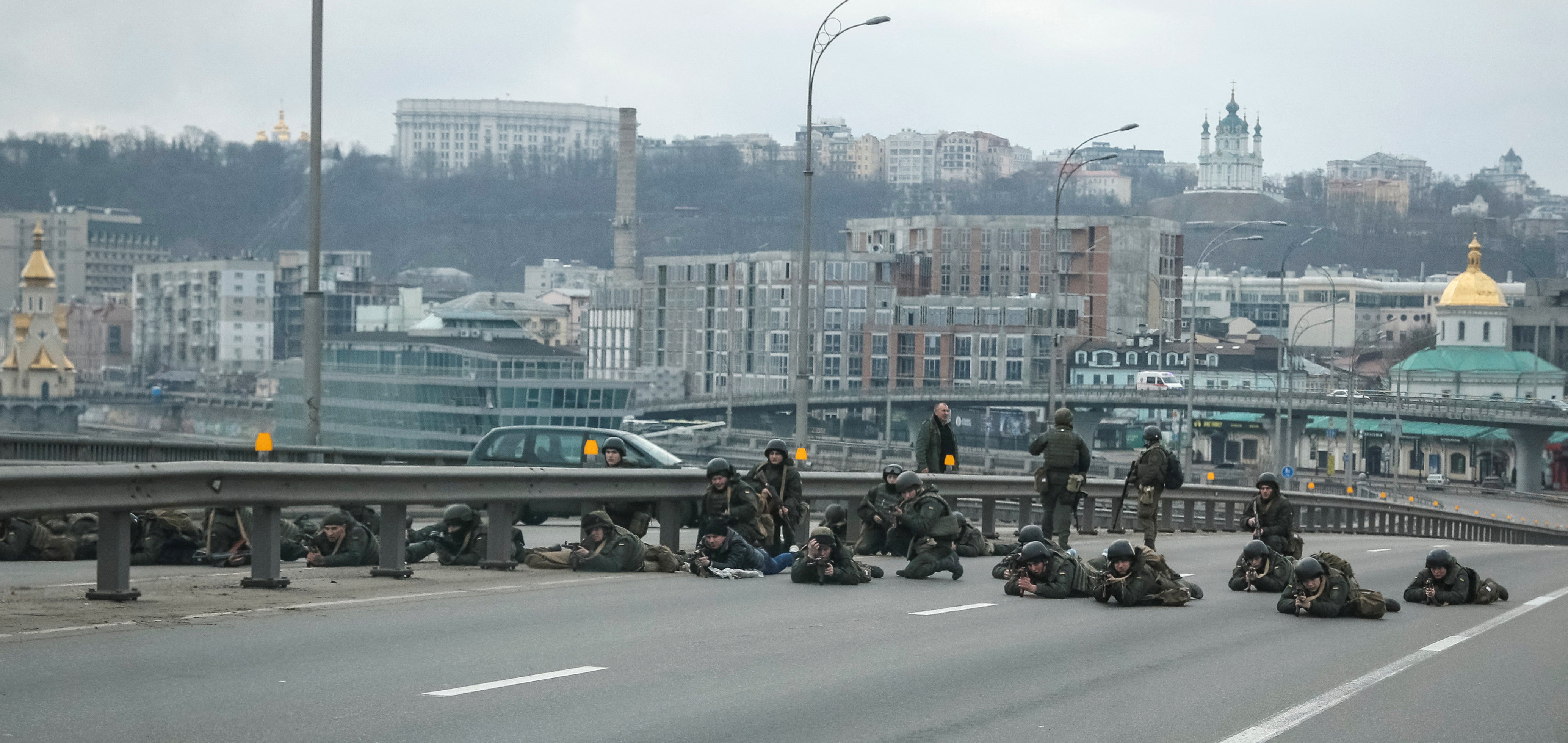 Servicemen of the Ukrainian National Guard take positions in central Kyiv