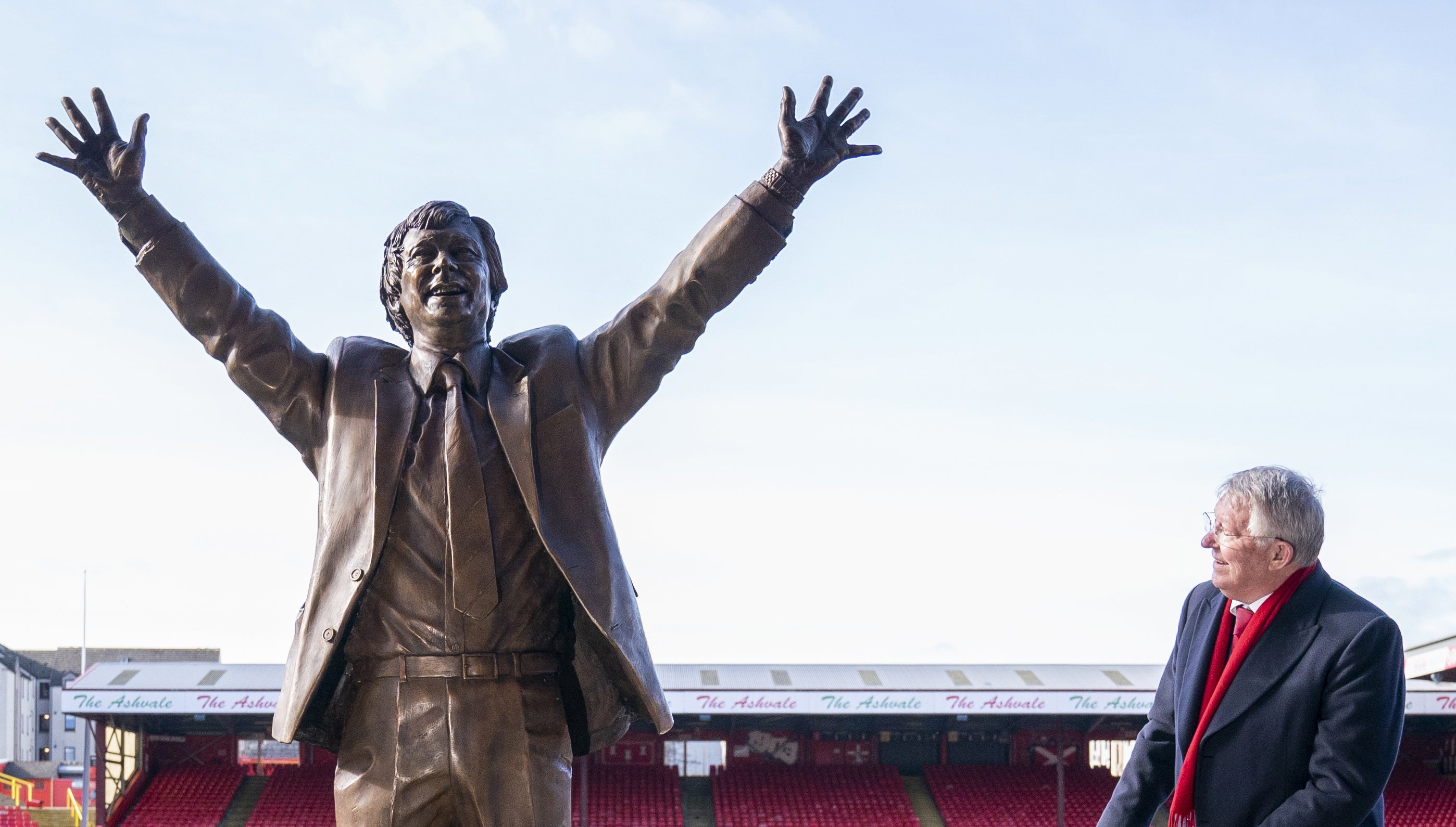 Sir Alex Ferguson with his statue