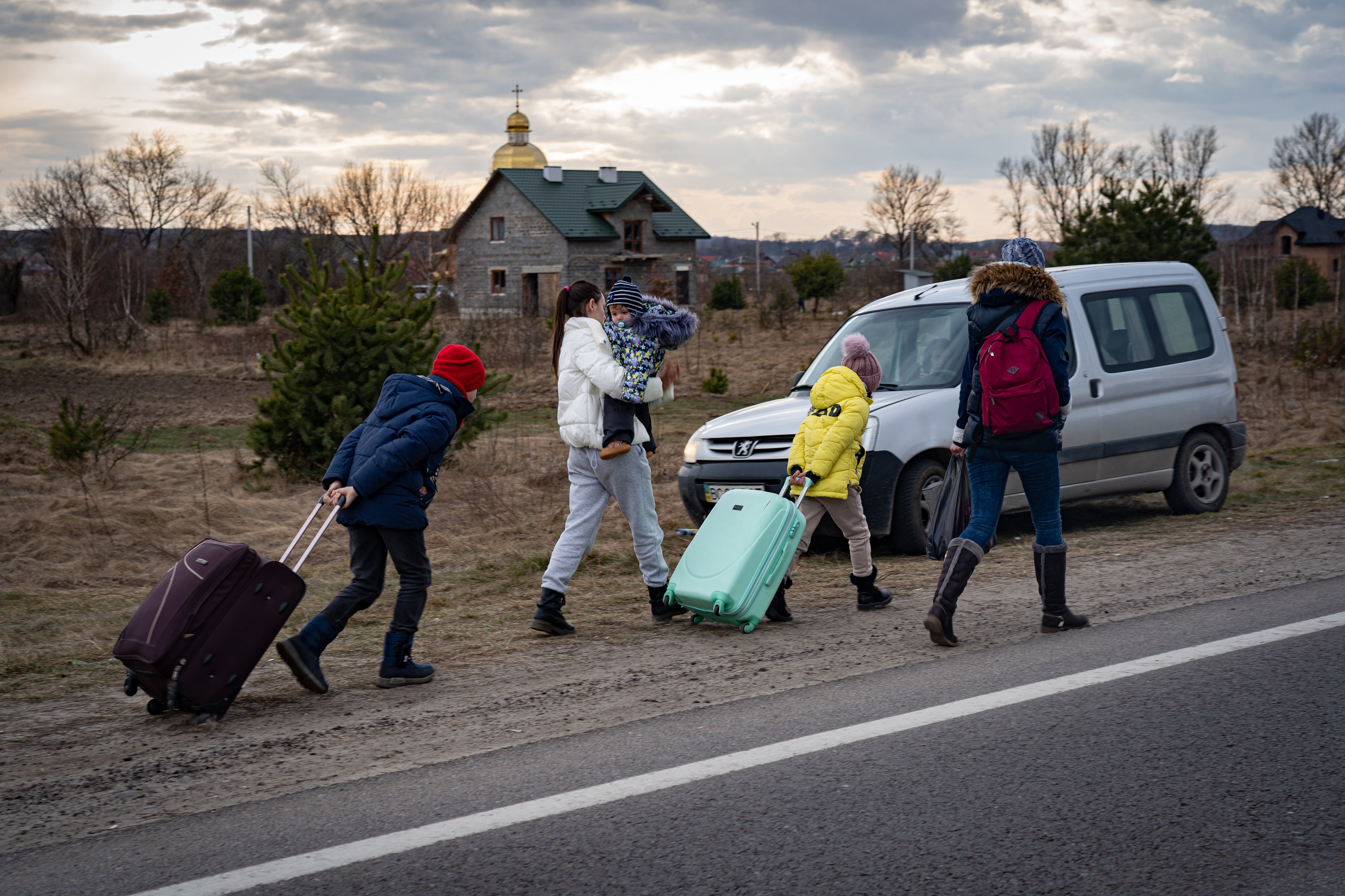 Ukrainians approaching the border at Shegnyi Medyka