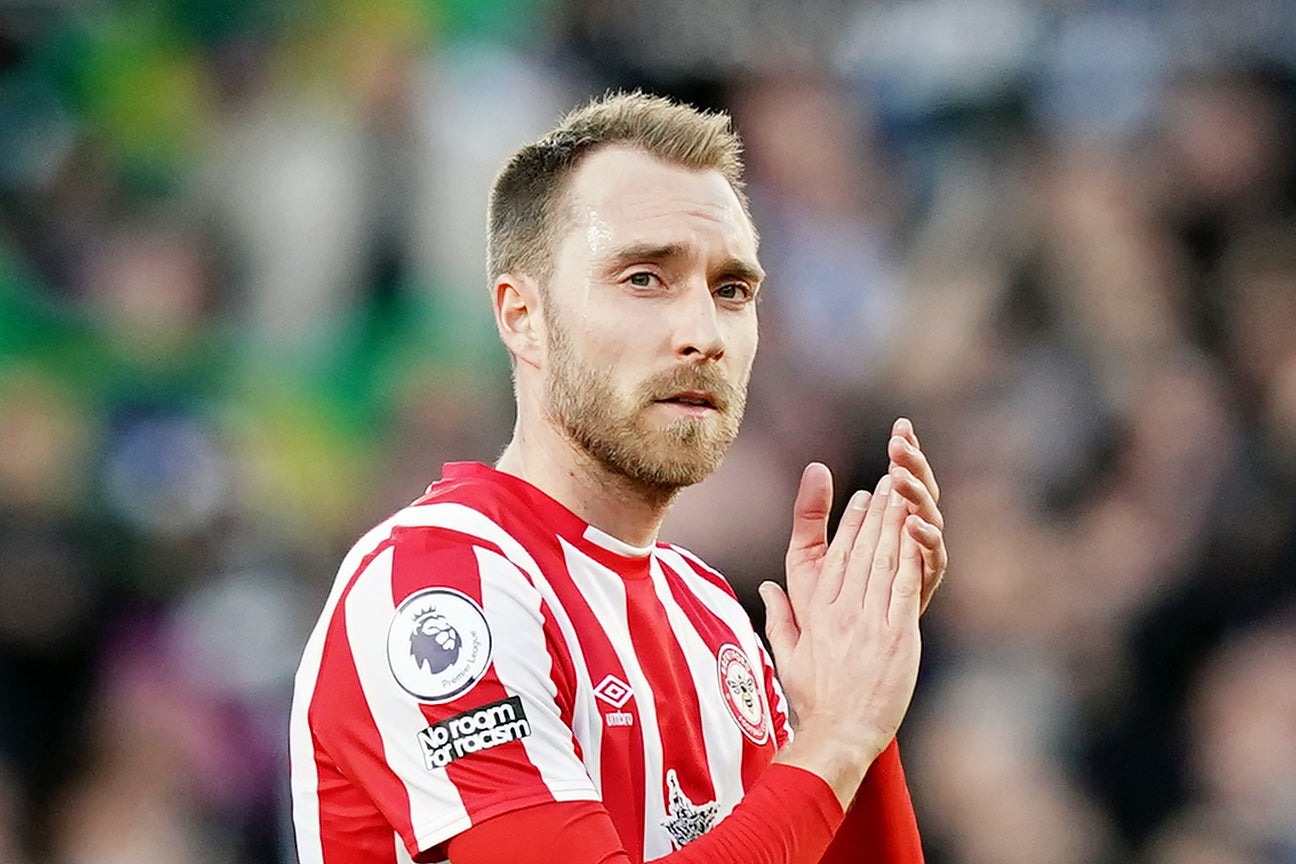 Christian Eriksen applauds the fans at full-time