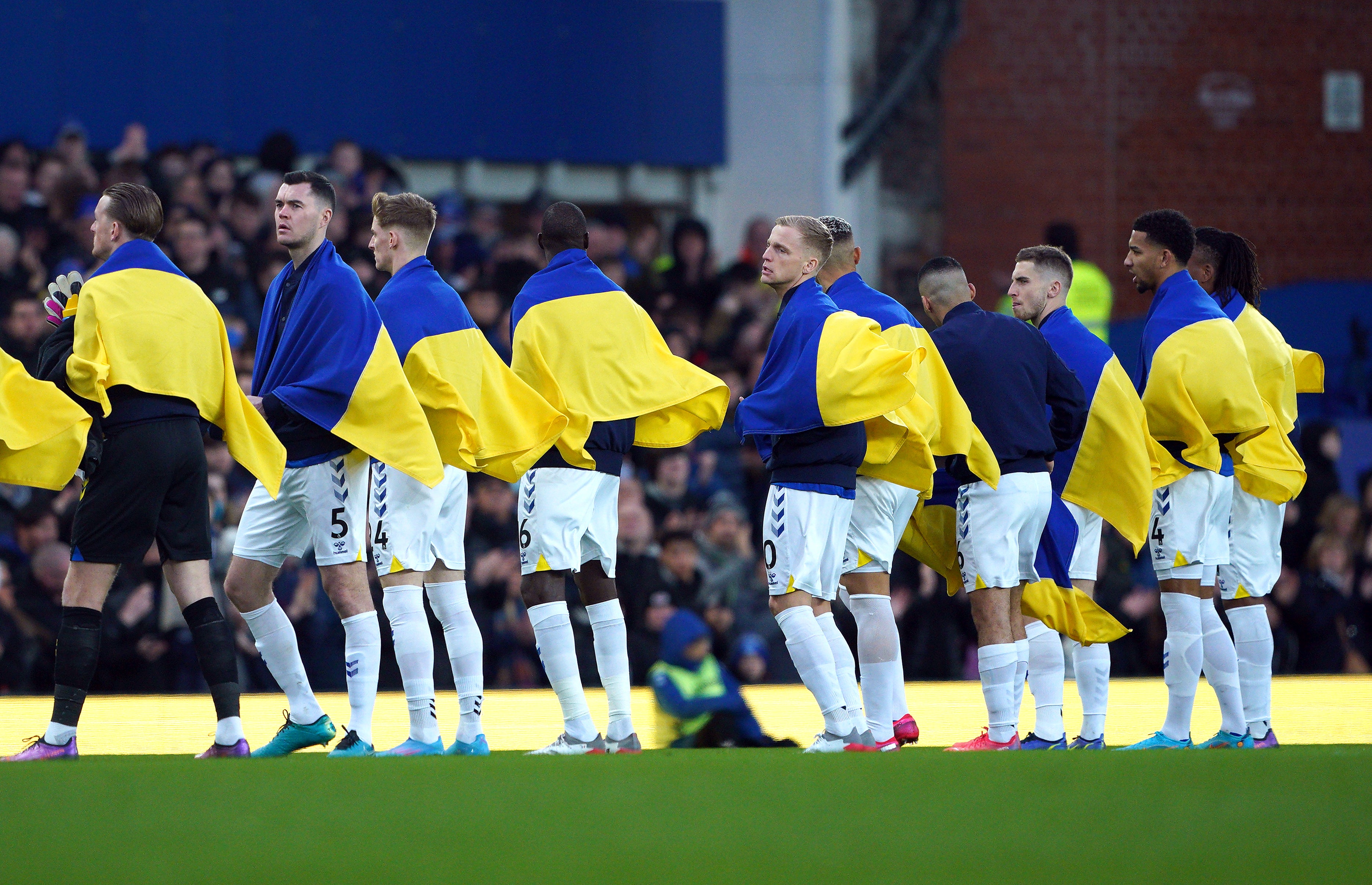 Everton players wore Ukrainian flags prior to kick off