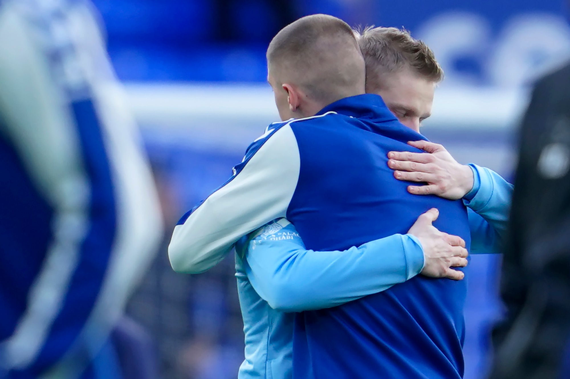 Vitaliy Mykolenko and Oleksandr Zinchenko embraced in solidarity over Ukraine before kick-off