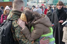 Ukrainians return from abroad to fight Russian invasion