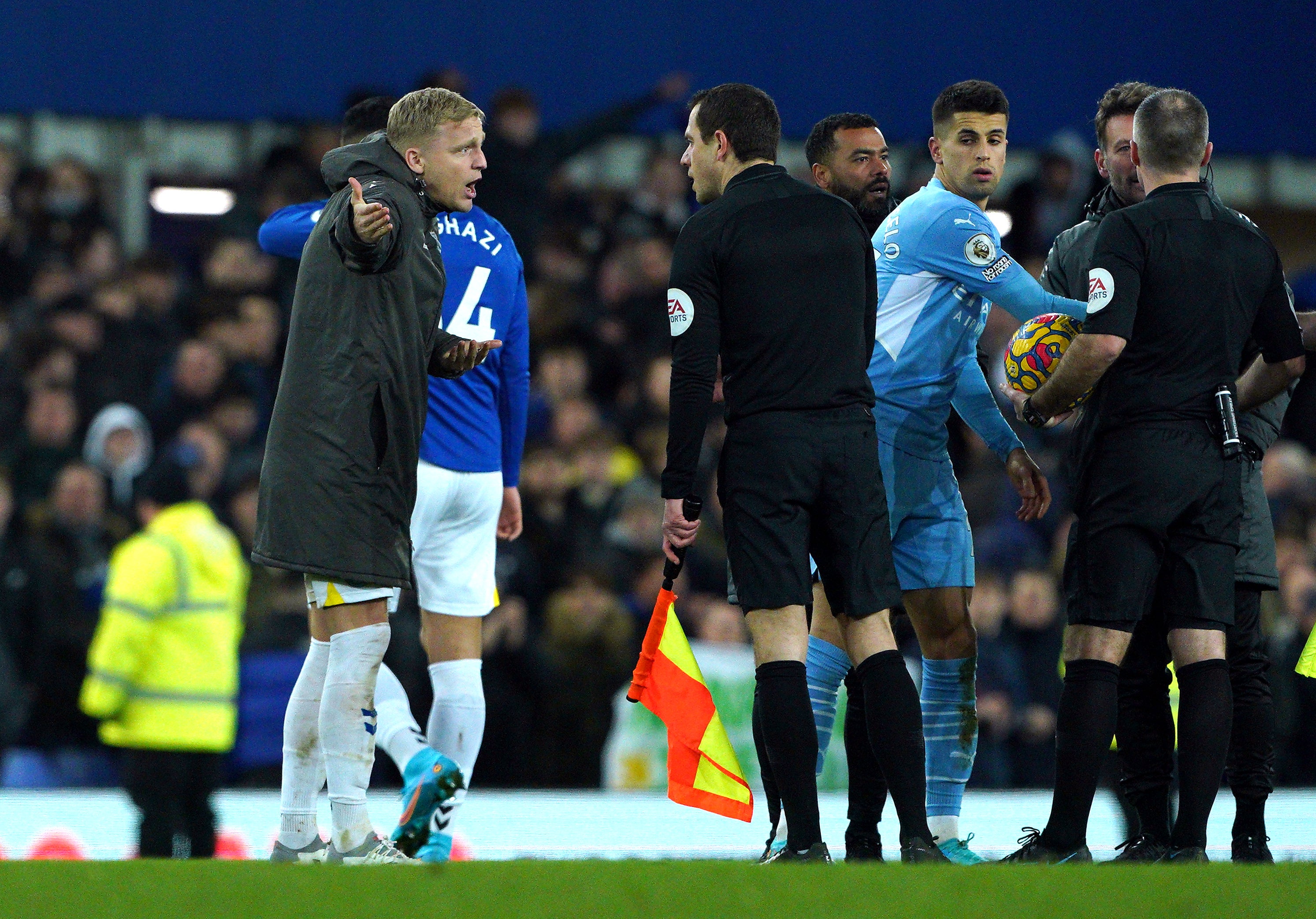 Everton’s Donny Van De Beek argued with the assistant referee after the final whistle against Manchester City