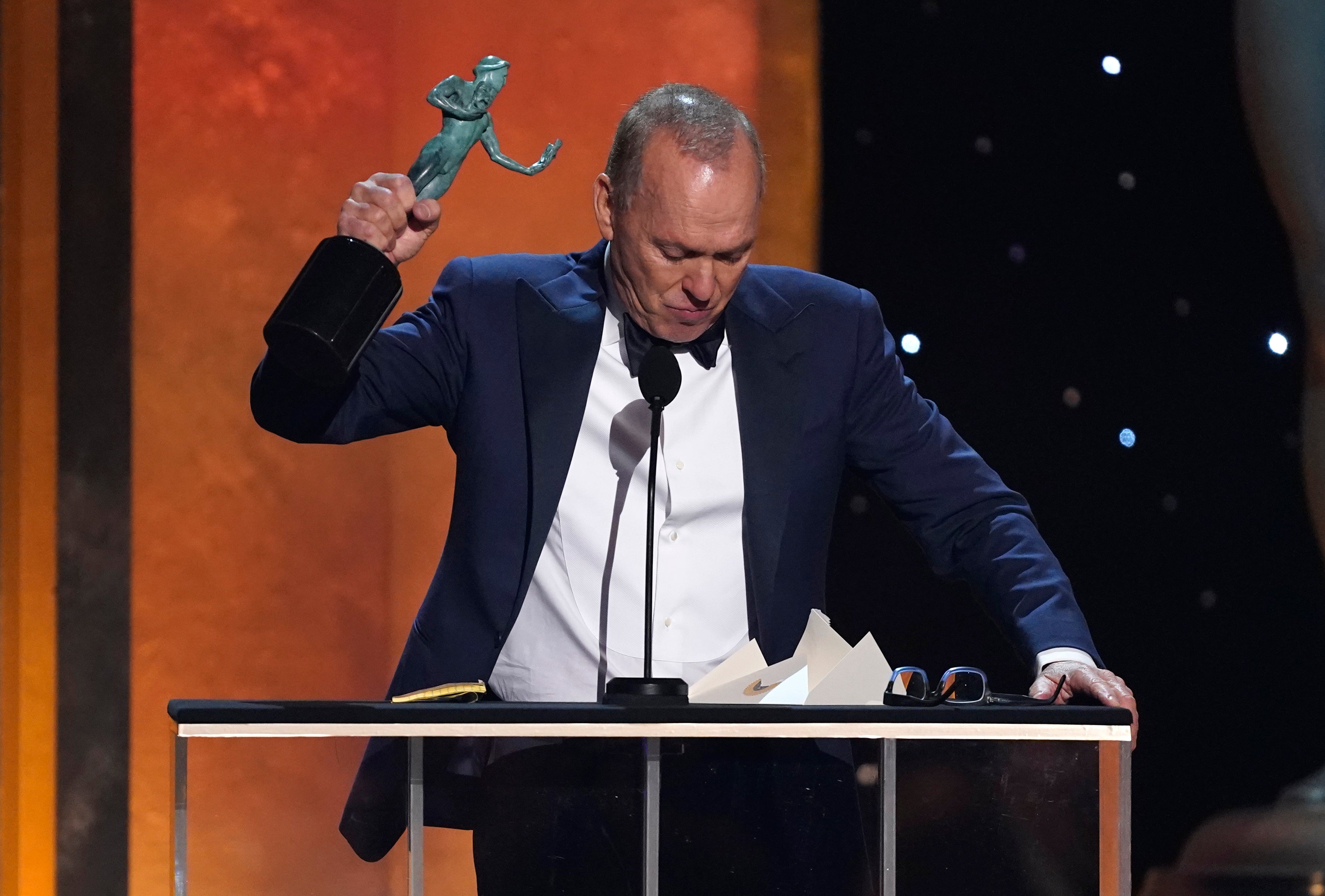 Michael Keaton accepts his SAG award for ‘Dopesick’