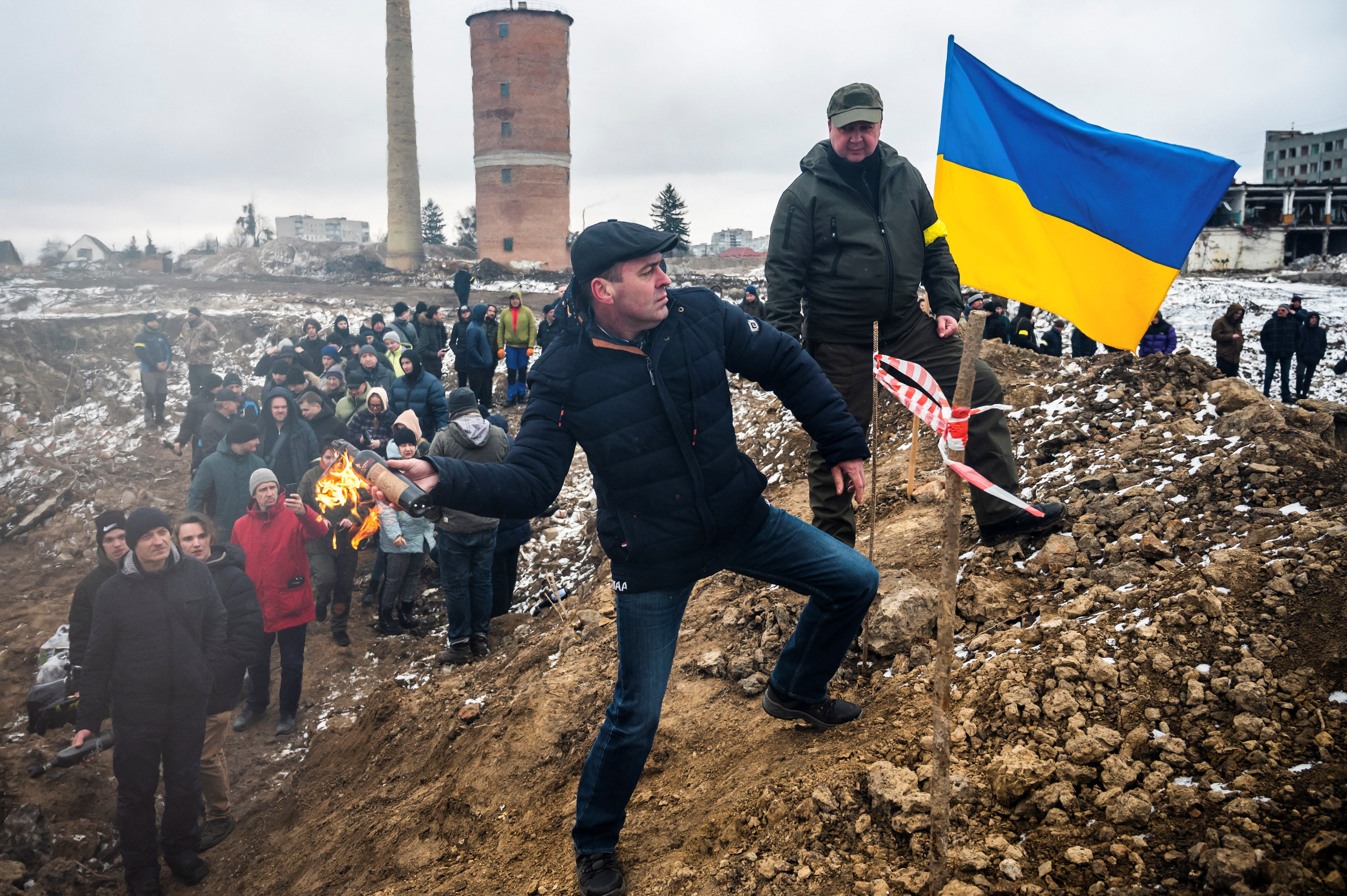 Civilians train to throw Molotov cocktails in Zhytomyr