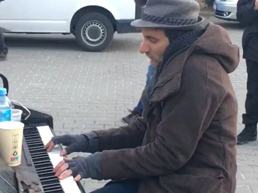 A pianist from Germany was seen serenading refugees from Ukraine at the Poland border