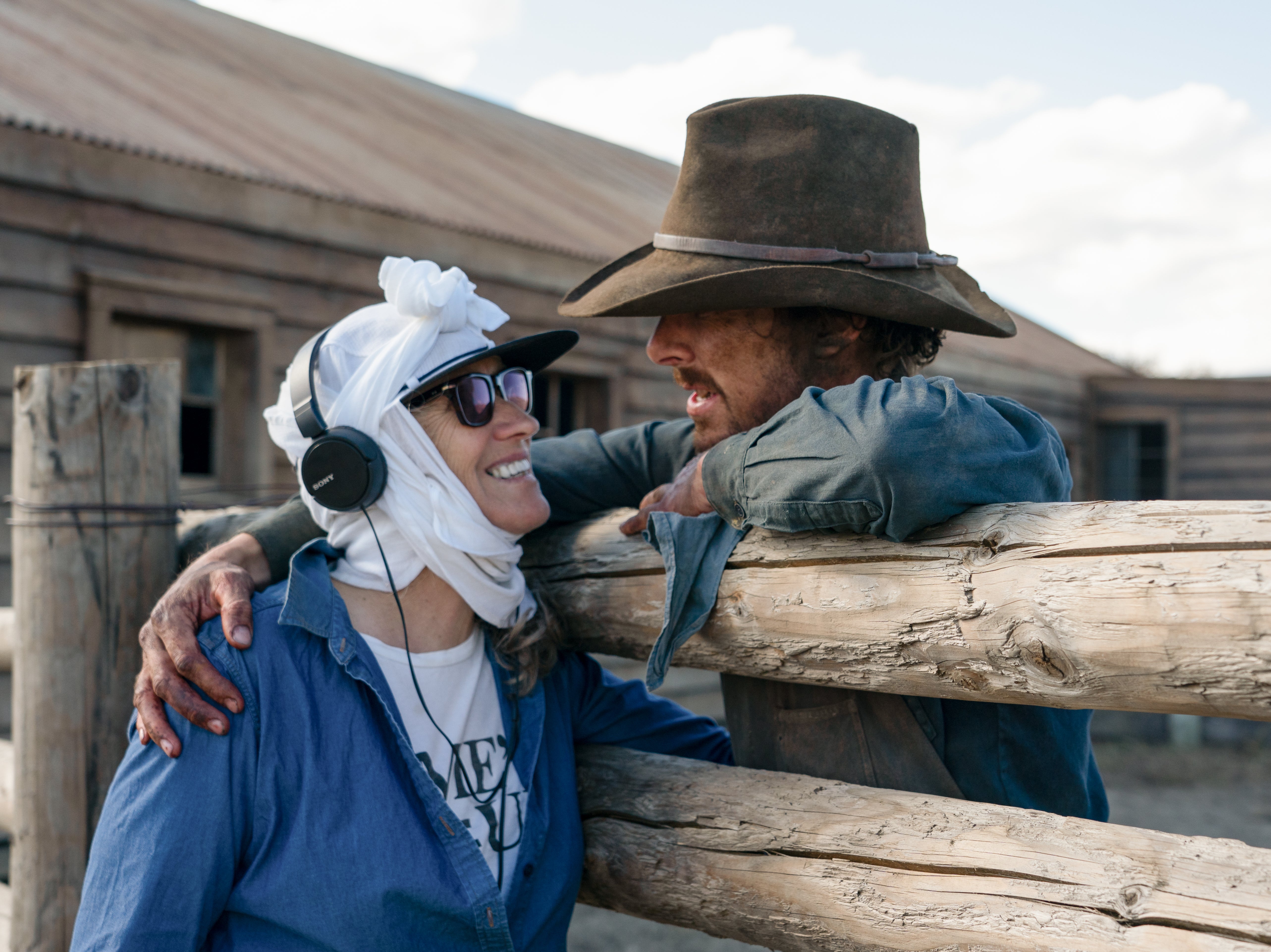 Jane Campion and Benedict Cumberbatch behind the scenes of ‘The Power of the Dog'