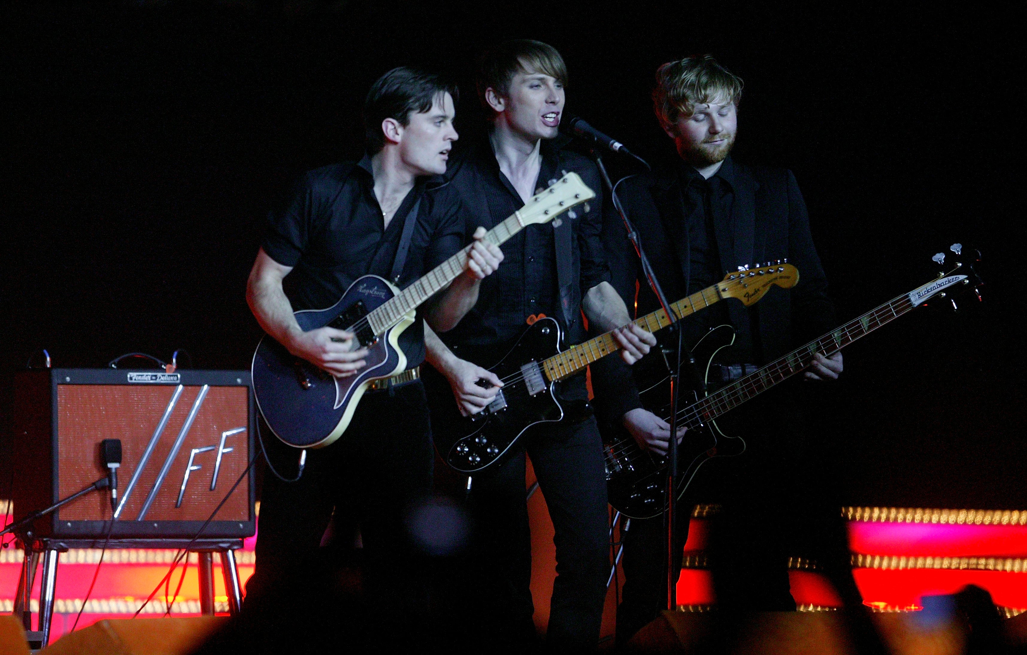 Alex Kapranos performing with Nick McCarthy and Robert Hardy in 2004