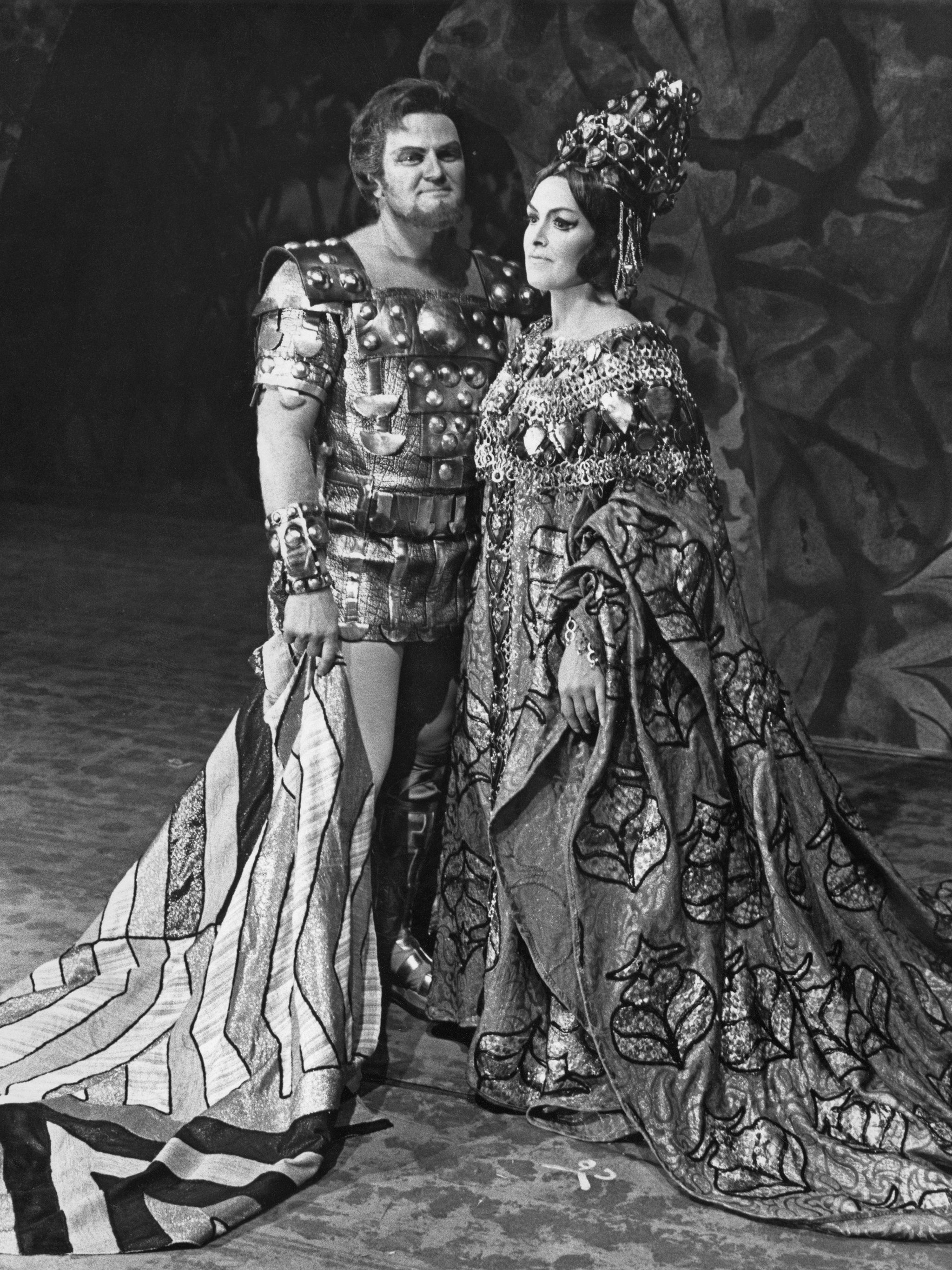 Veasey as Dido with Jon Vickers as Aeneas, rehearsing a scene from ‘Les Troyens’ at the Royal Opera House in1969