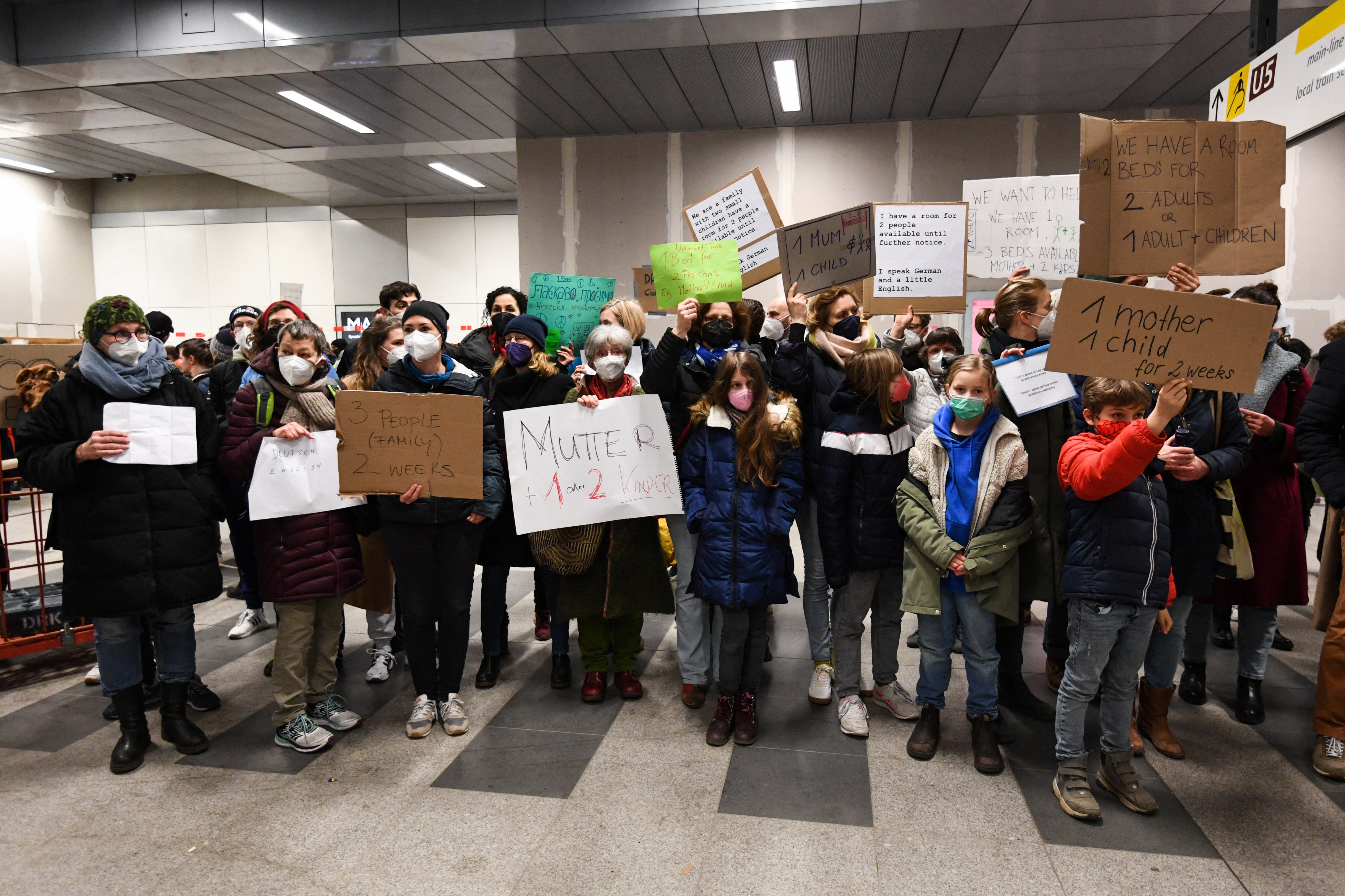 People offer accommodation for refugees who arrive at Berlin's central train station