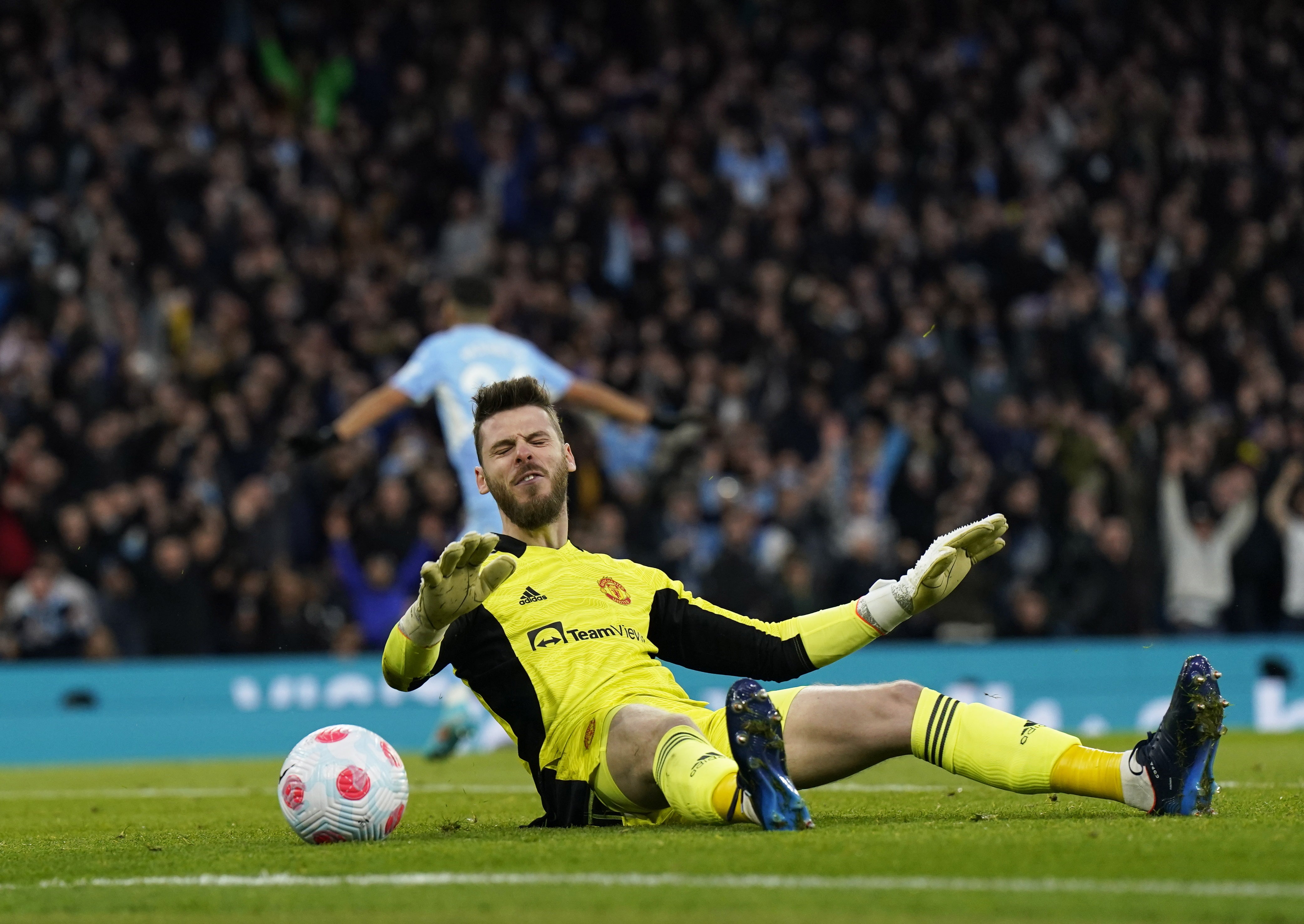 David De Gea reacts following a goal from Riyad Mahrez