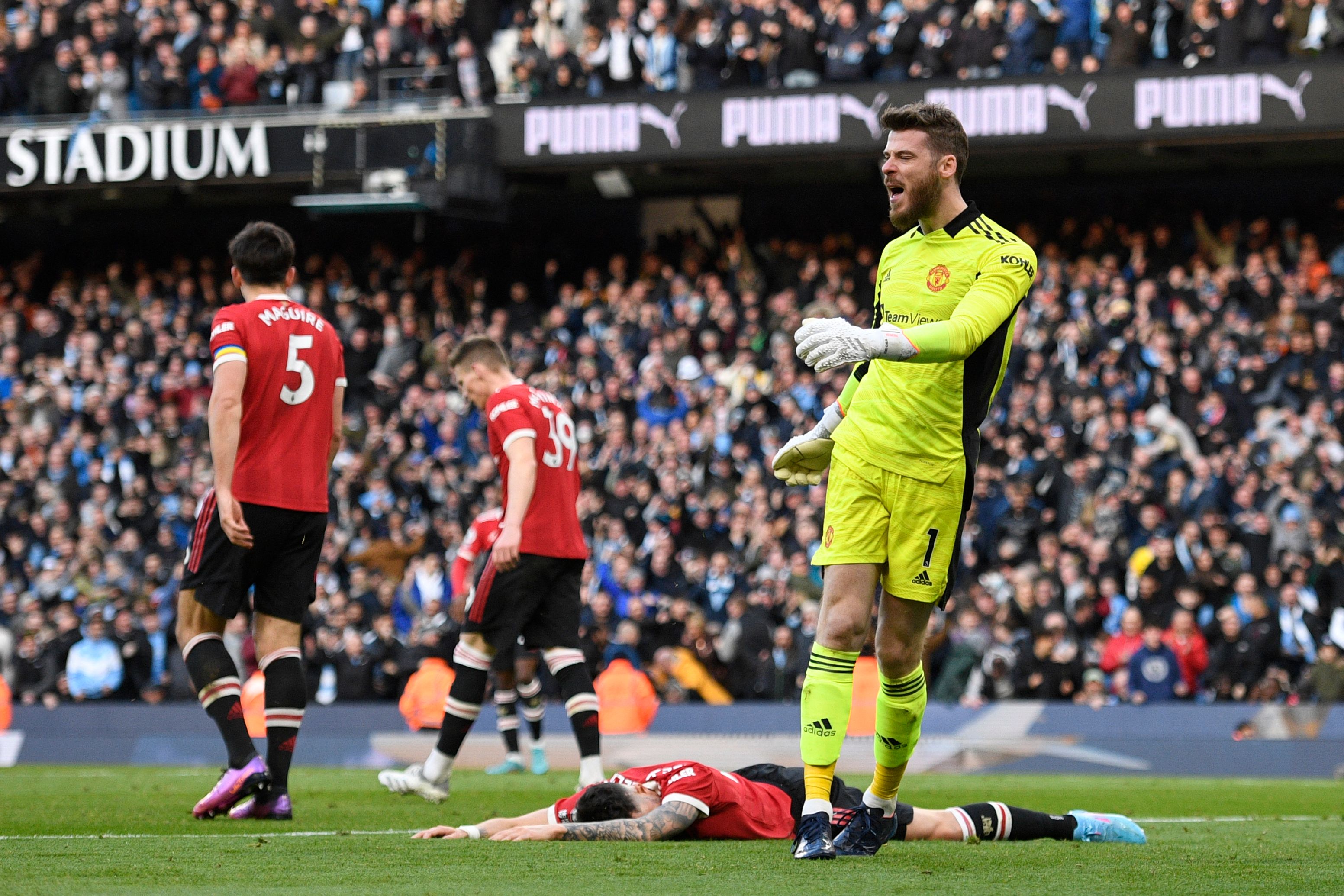 David De Gea and teammates react to conceding their second goal