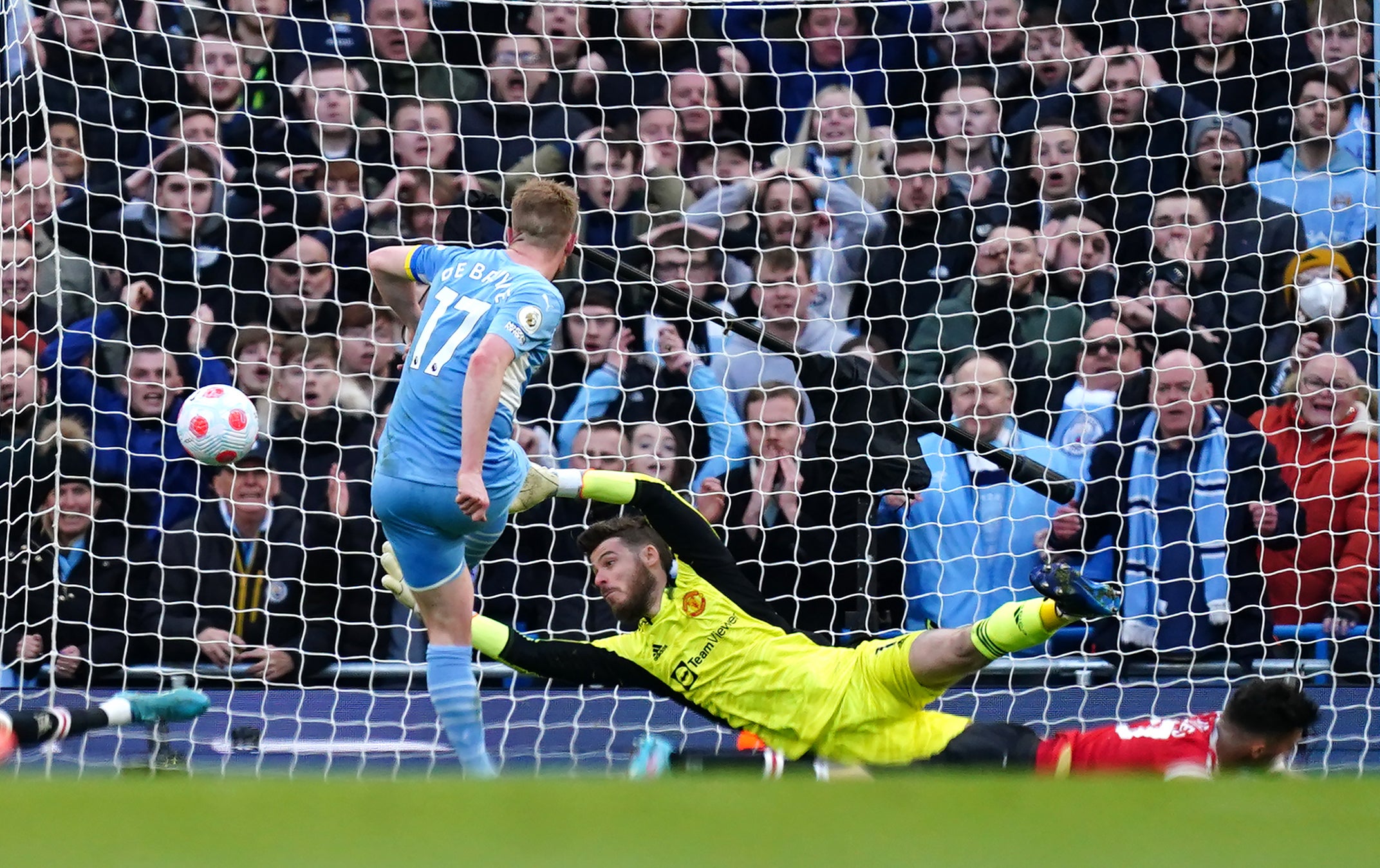 Kevin De Bruyne (centre left) scores his second of the game in Manchester City’s 4-1 win over Manchester United (Martin Rickett/PA)