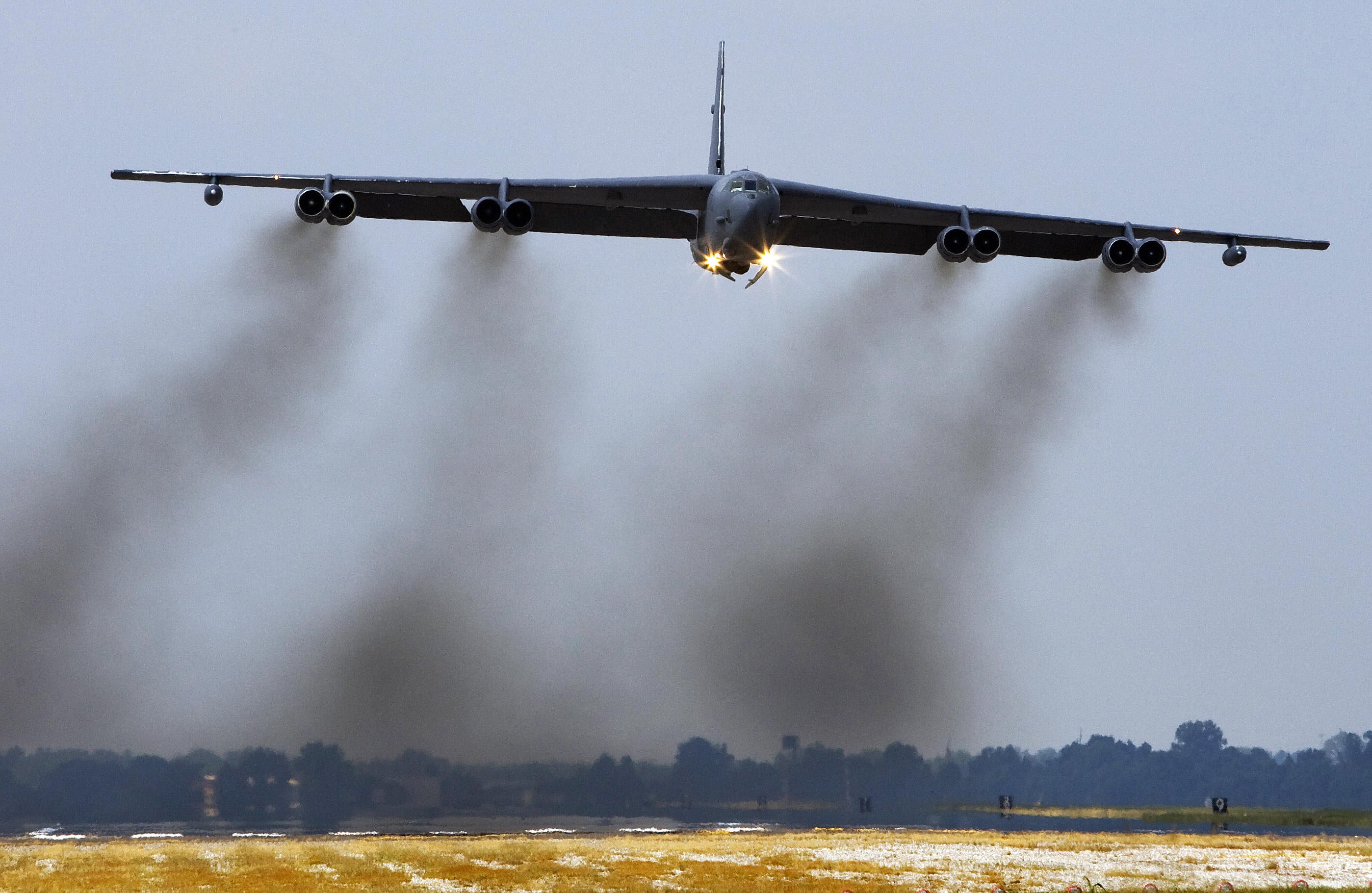 A B-52H long range bomber, part of the US Eight Air Force, 2nd Bomb Wing fleet, takes off 19 September 2007 from Barksdale Air Force Base in Louisiana.