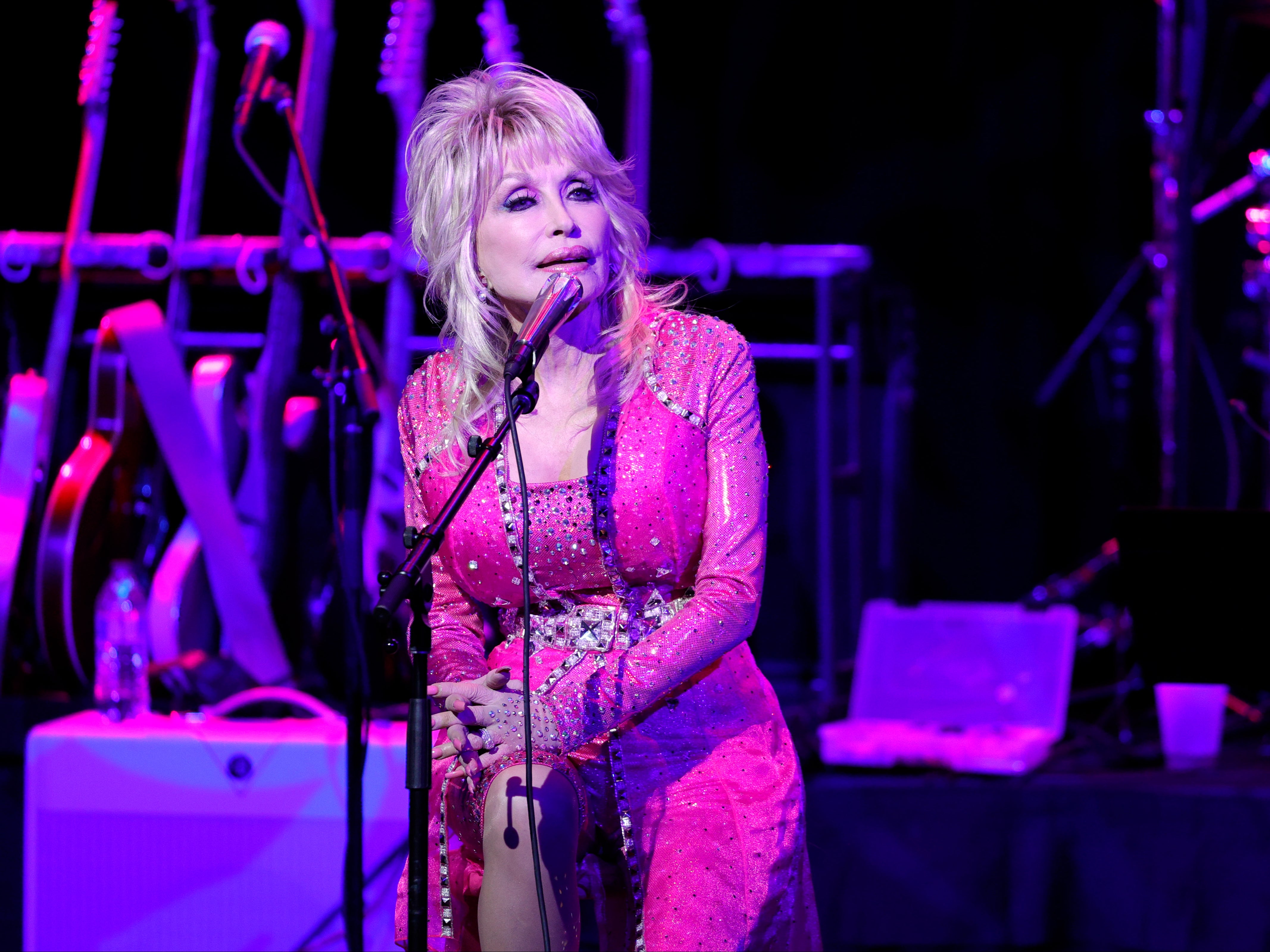 Dolly Parton performing