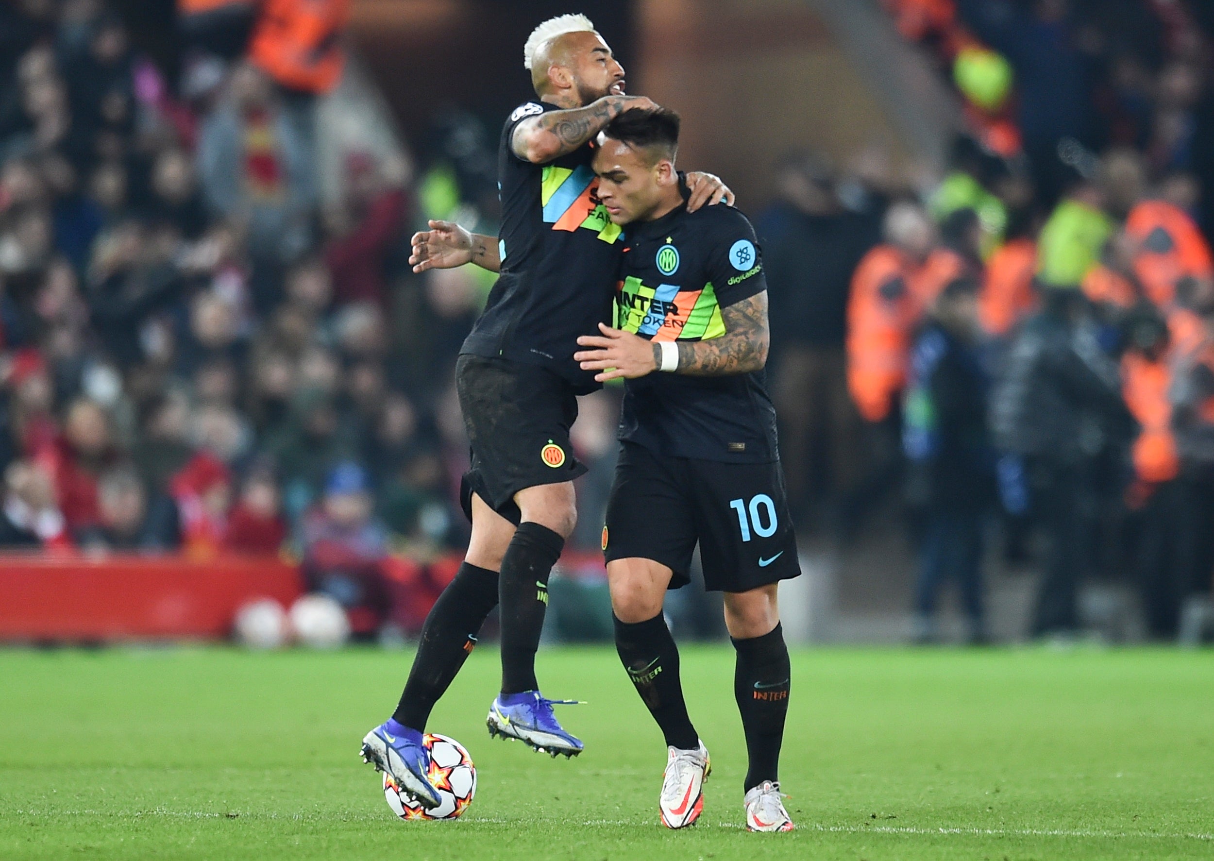 Lautaro Martinez celebrates with teammate Arturo Vidal