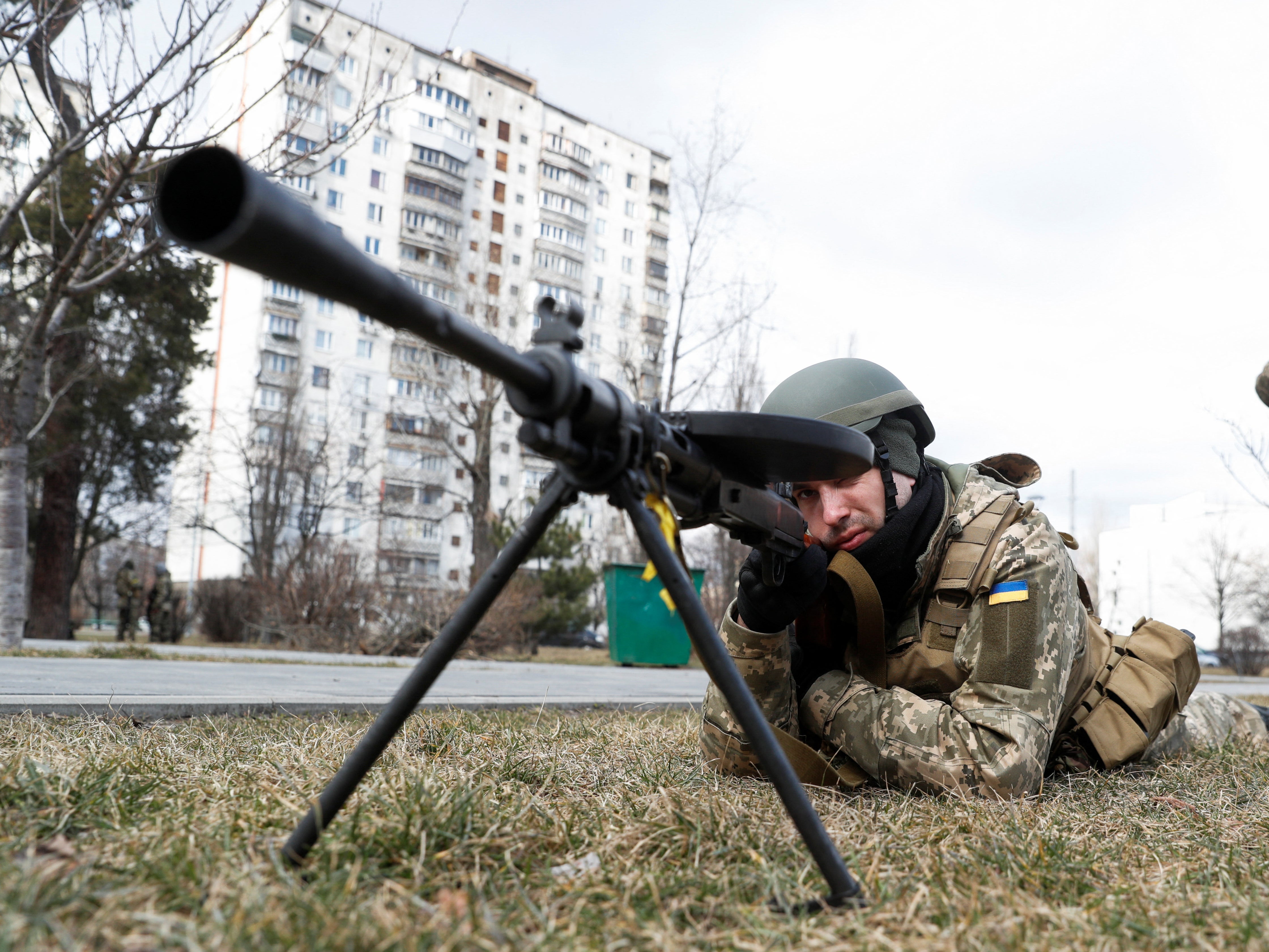 Instructors conduct military exercises for new members of Ukraine’s Territorial Defence Forces