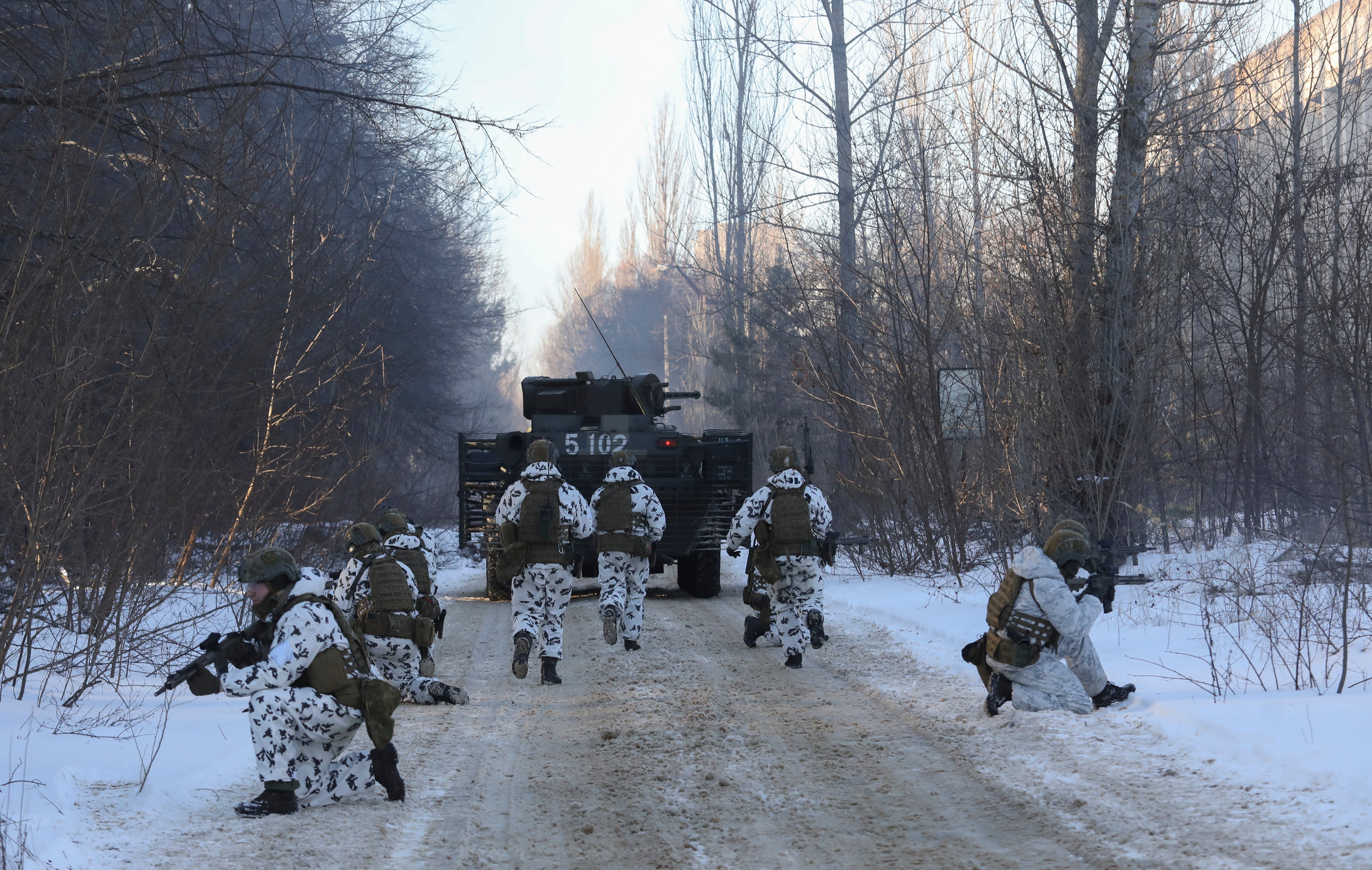 Ukraine news – live: Russian forces move closer to Kyiv as G7 cracks down on trade with Moscow