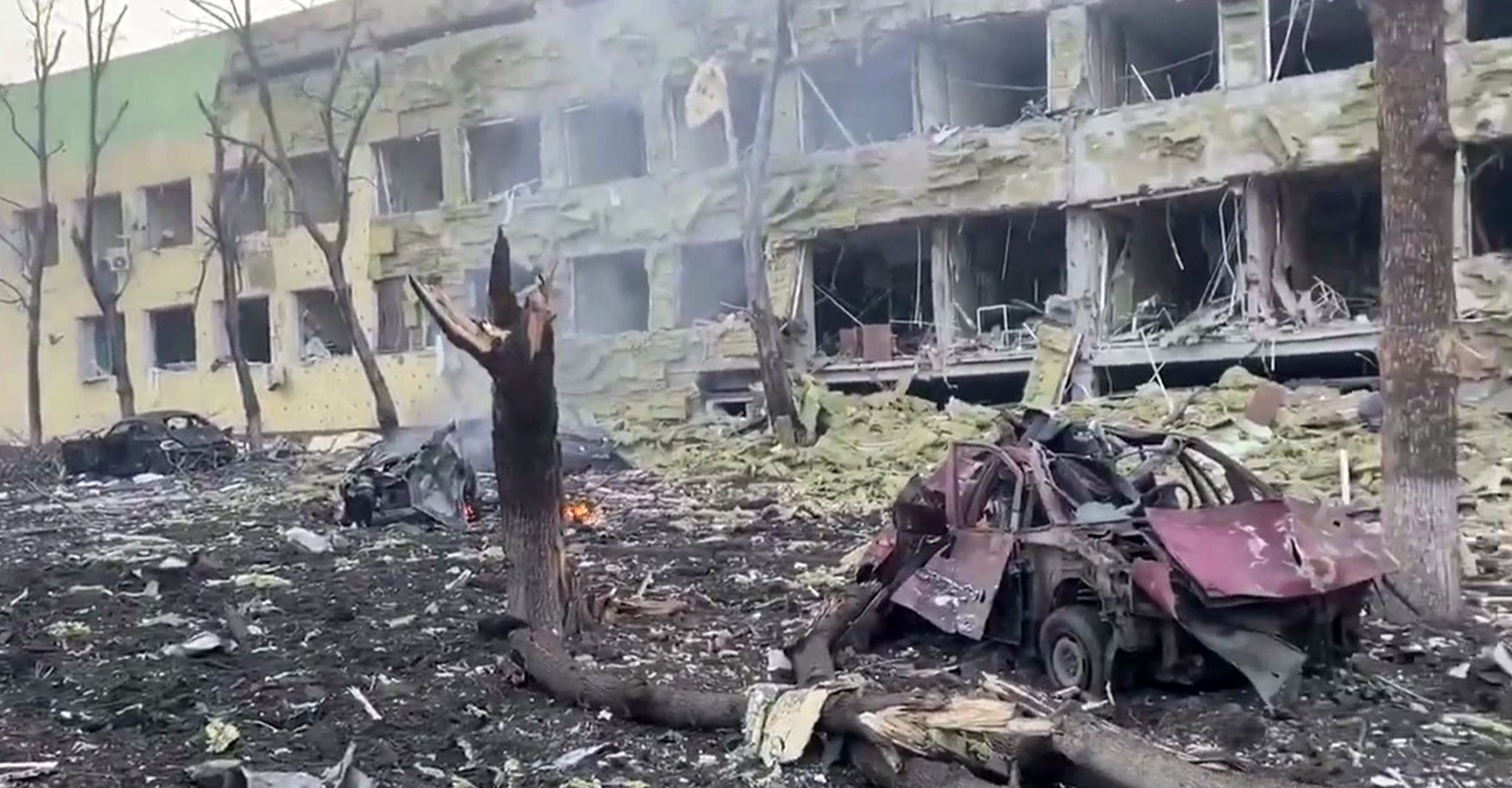 A building is reduce to rubble in Ukraine after getting hit by Russian bombs