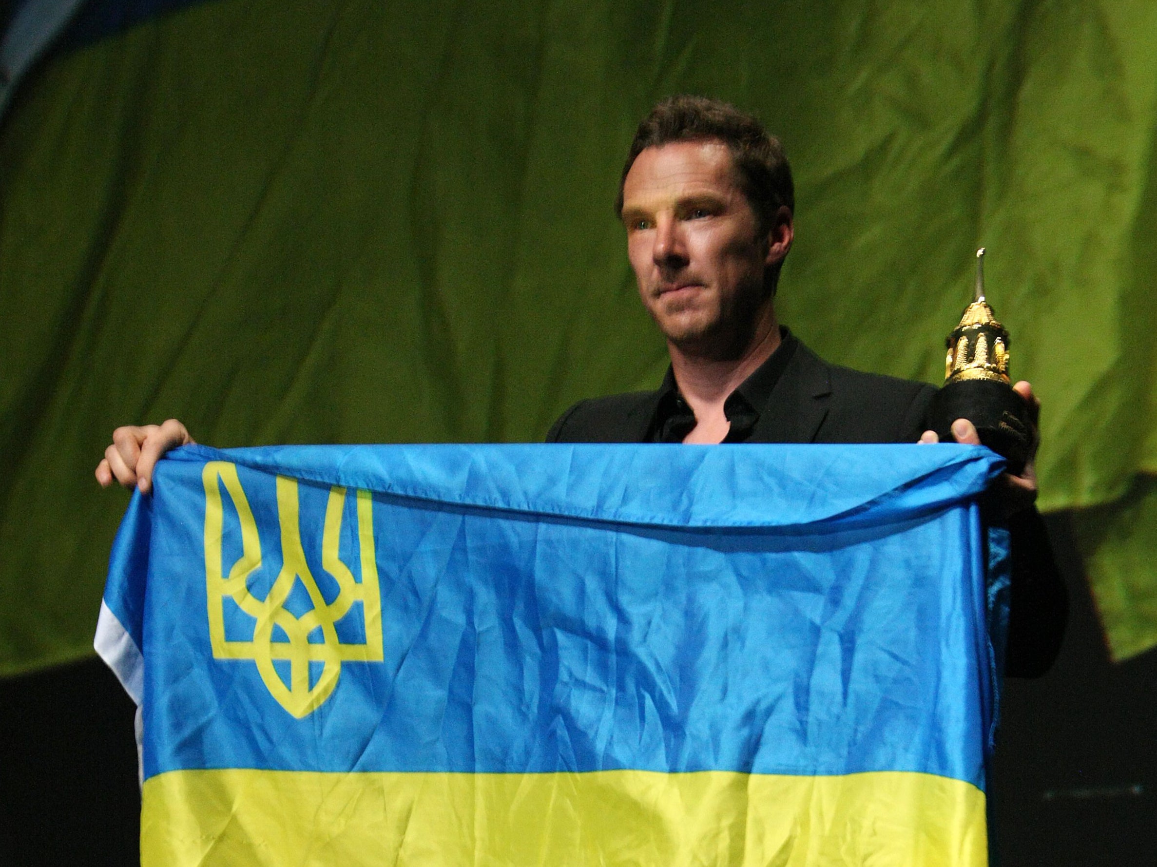 Benedict Cumberbatch holding up the Ukrainian flag