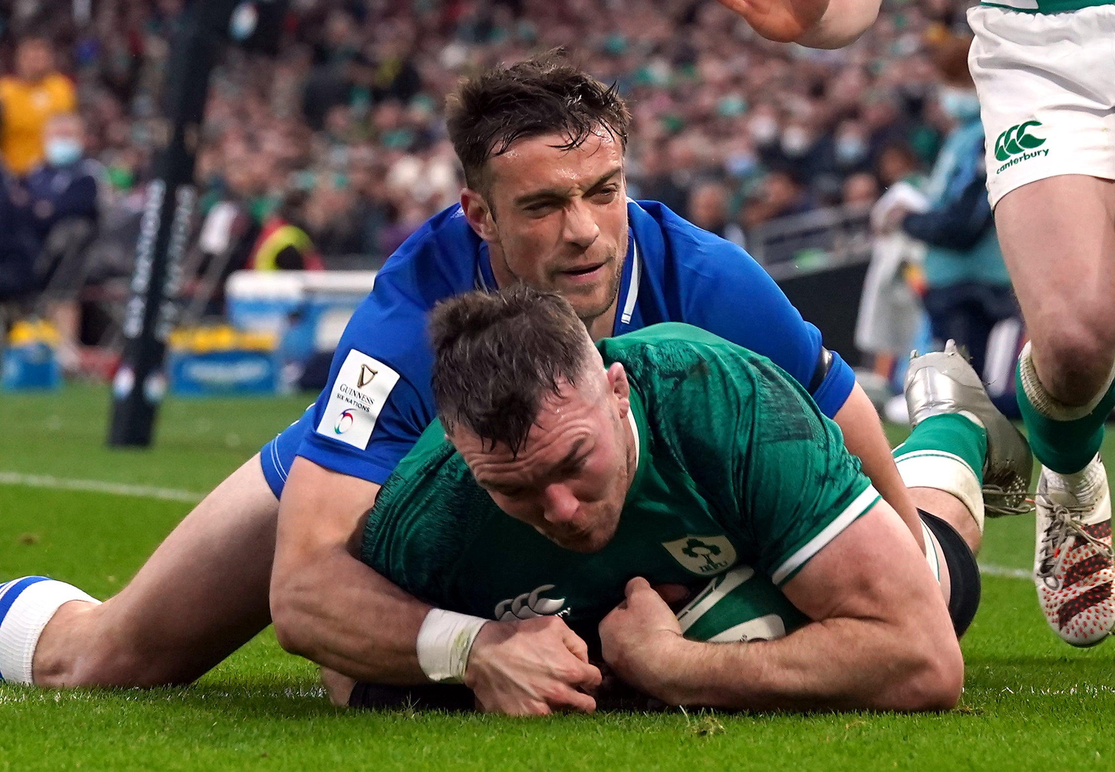 Peter O’Mahony scored Ireland’s fourth try against Italy (Brian Lawless/PA)