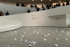 Protesters demanding no-fly zone over Ukraine fill New York’s Guggenheim museum with paper planes