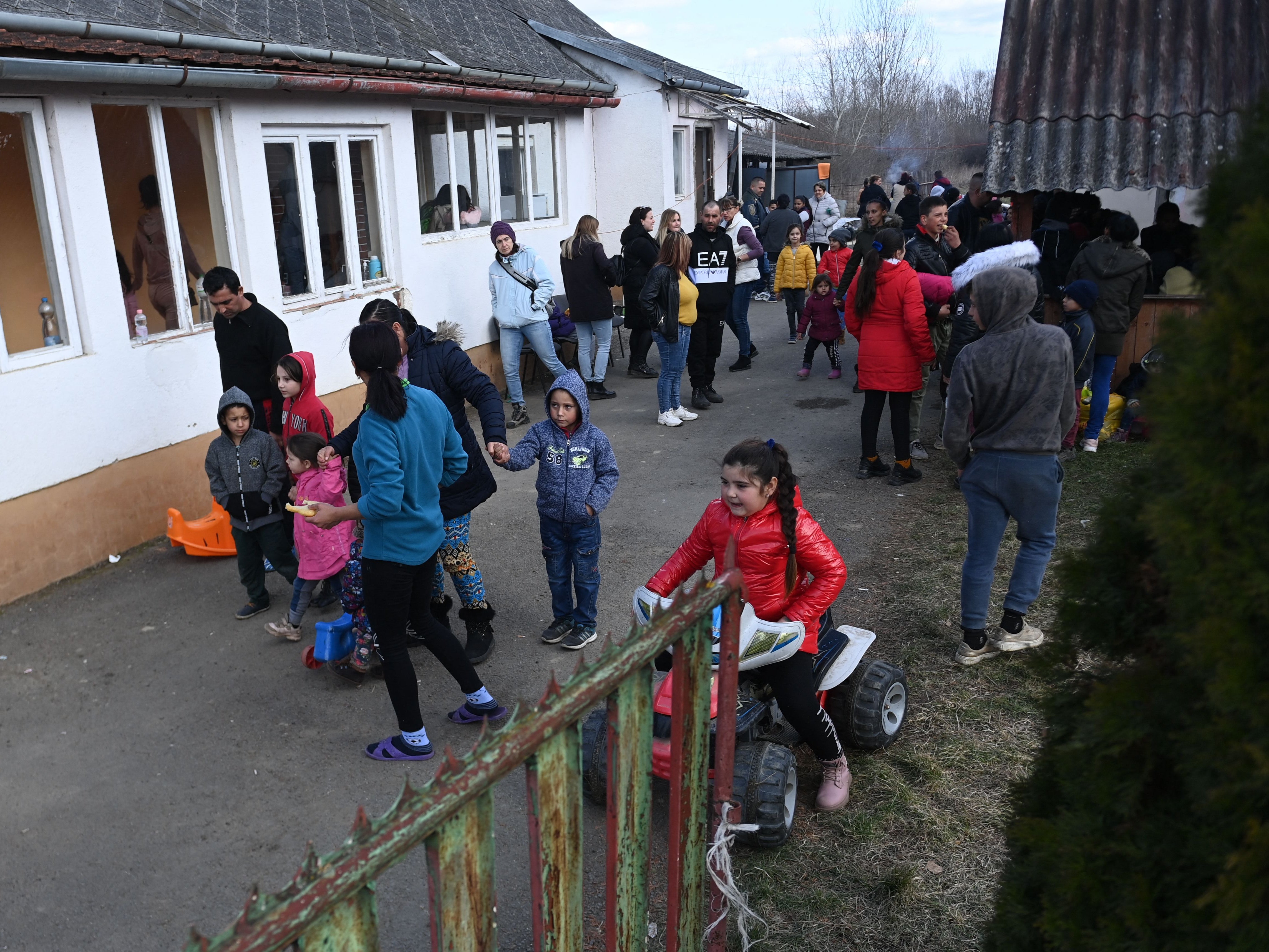 Romani refugees arrive in Tiszabecs in late February