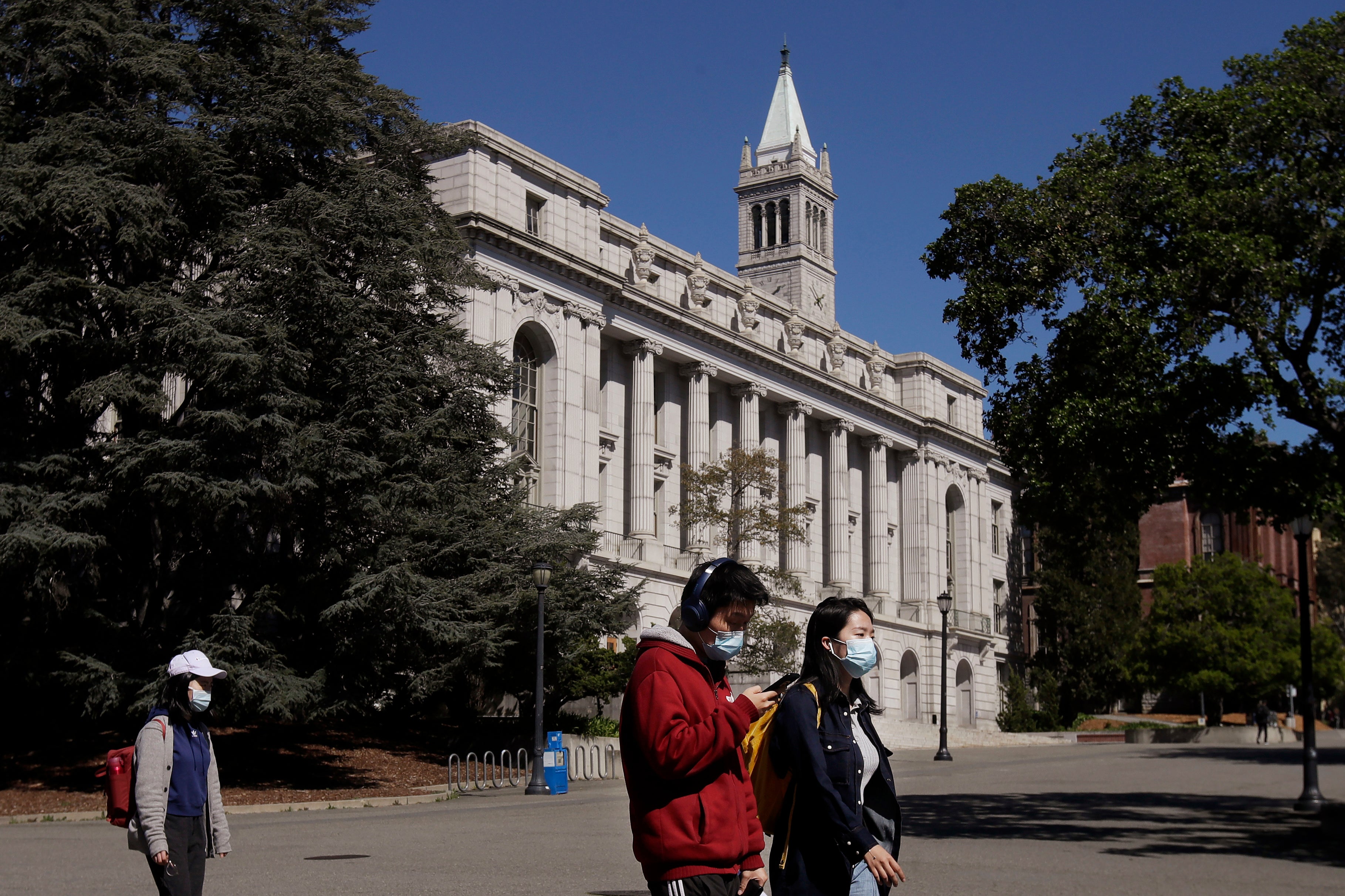 Students mask up at University of California Berkeley (file photo)