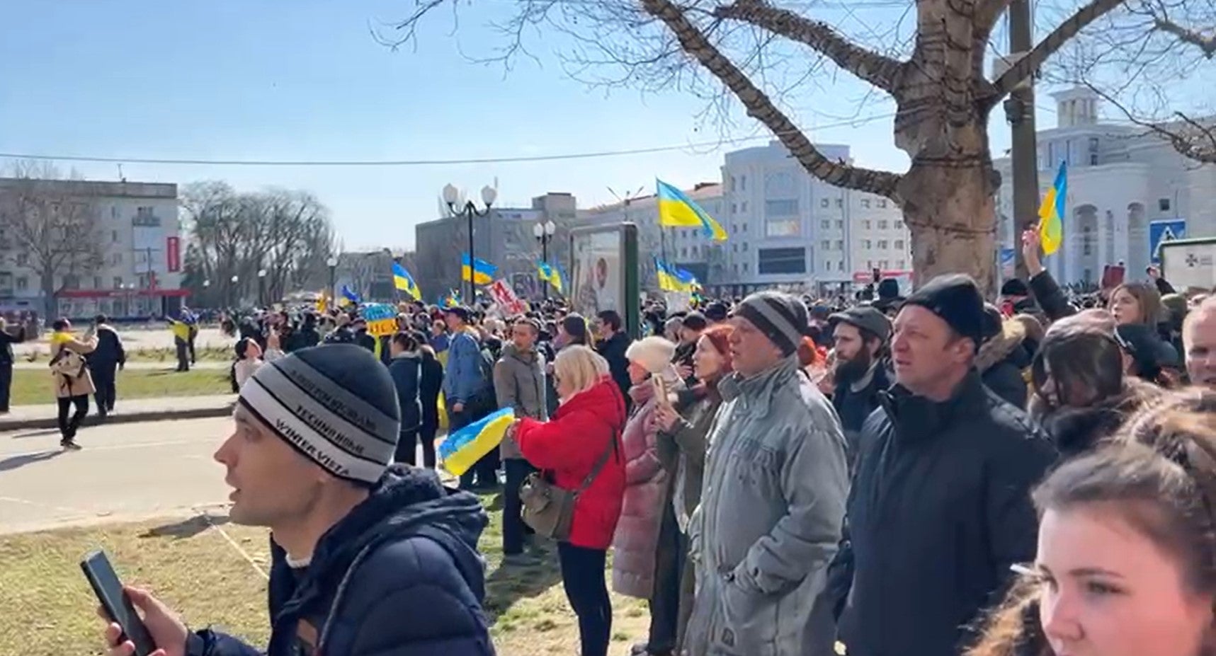 People protest in Kherson (Artem Ivanov/PA)