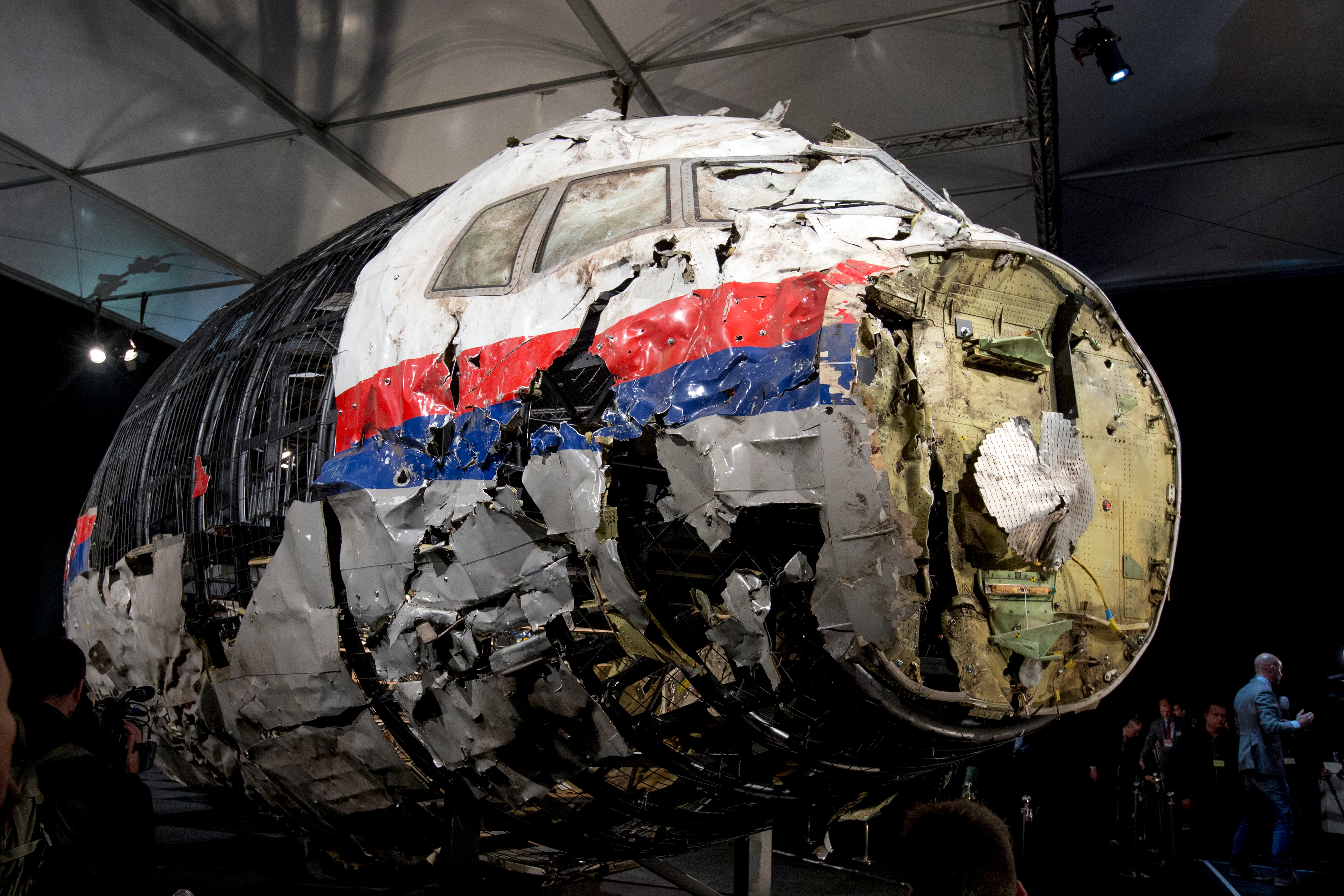 文件照片显示了马来西亚航空公司MH17的重建残骸,在荷兰中部吉尔兹·里昂(Gilze-Rijen)的新闻发布会上展出