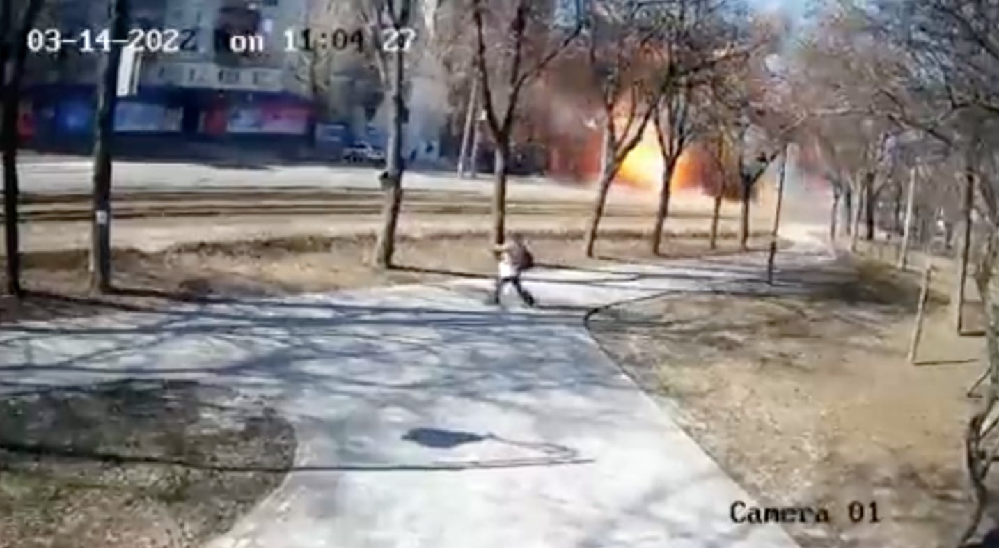 Man strolling through park in Kyiv narrowly avoids intercepted missile exploding in front of him 