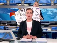 Editor breaks into Russian evening newscast with anti-war protest sign