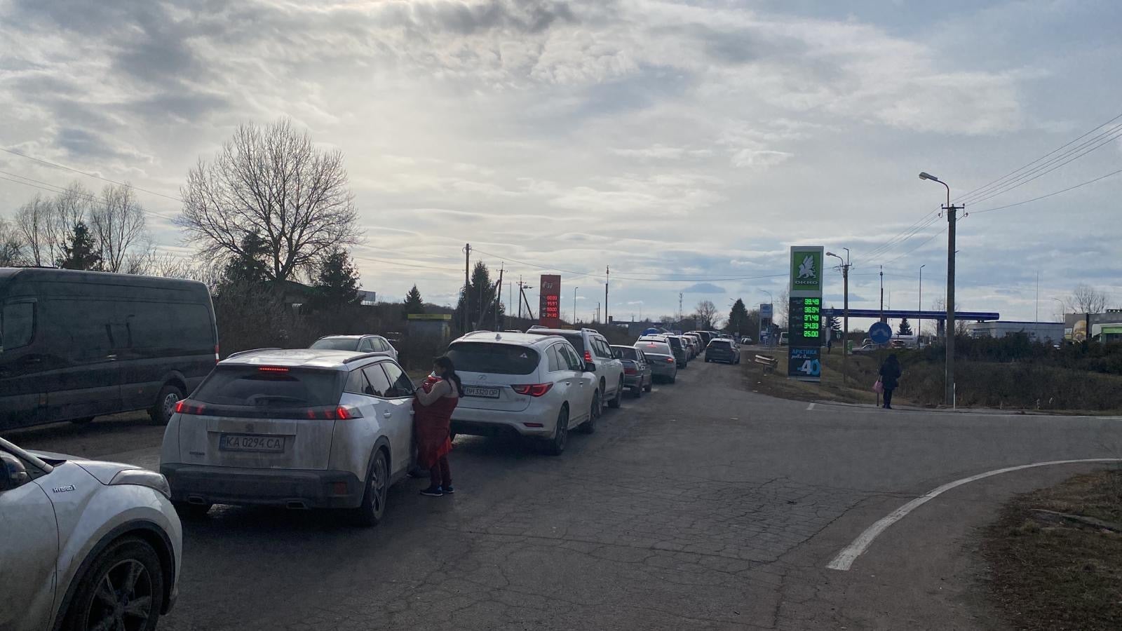 A line of cars to cross the border out of Ukraine