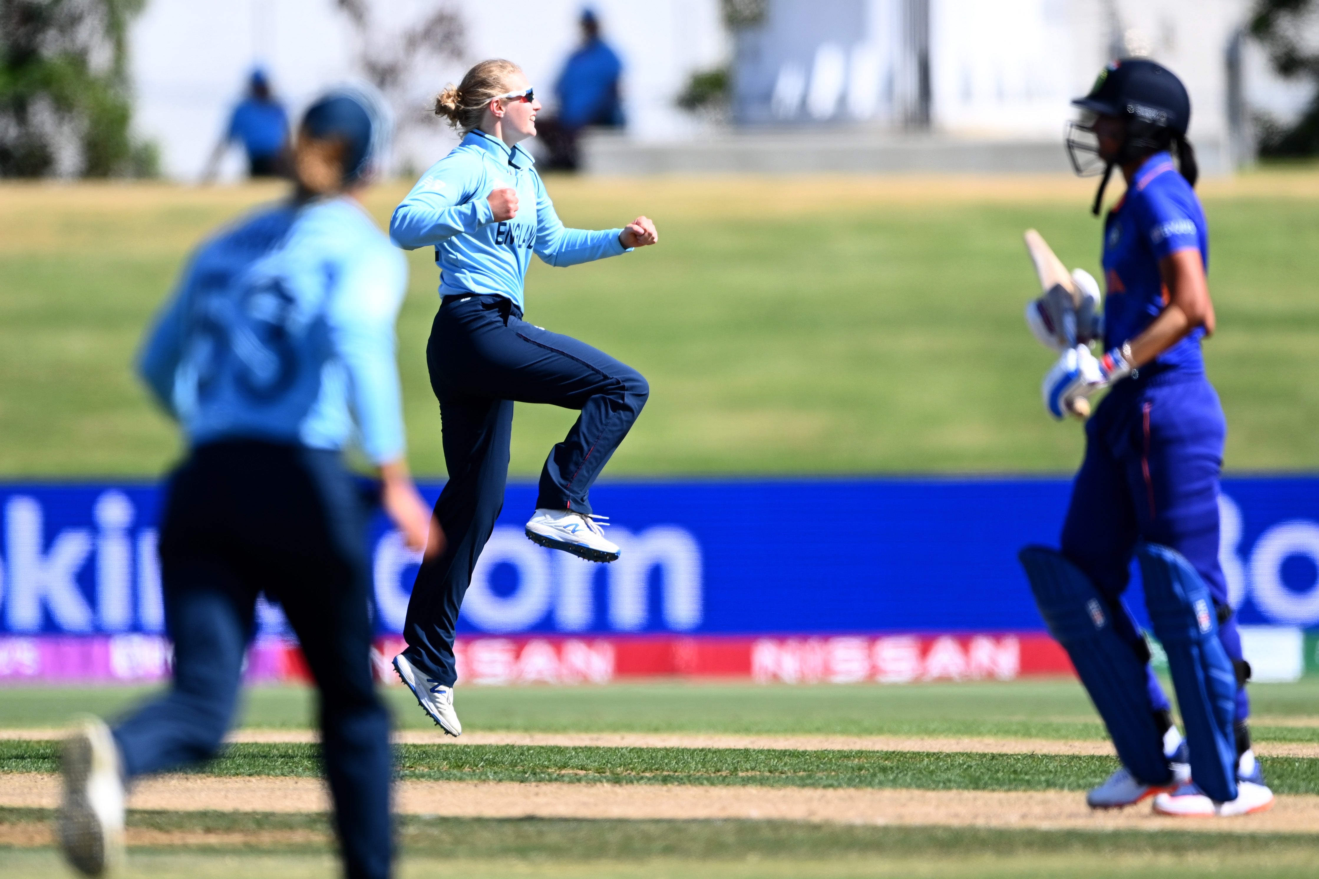 Charlie Dean celebrates the wicket of Harmanpreet Kaur