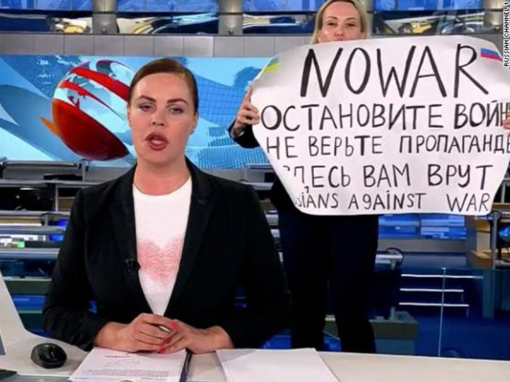 Marina Ovsyannikova holds up ‘No War’ sign on Russia’s Channel One