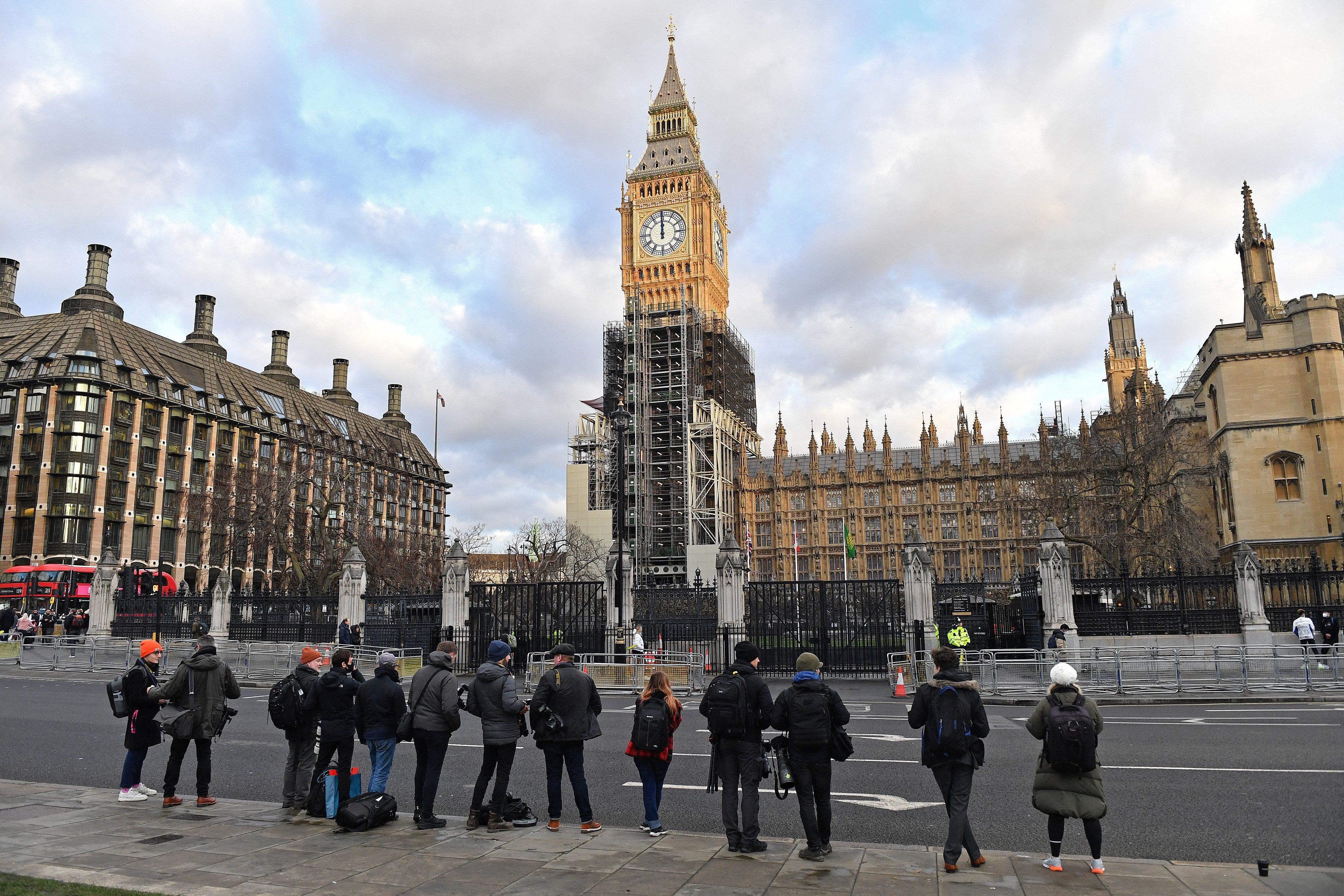 Isaac Newton, Geoffrey Chaucer and Francis Drake sat in the Commons