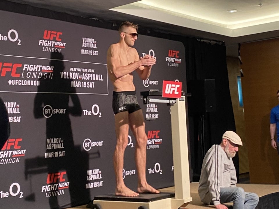 Dan Hooker makes weight after dropping back down to featherweight from lightweight