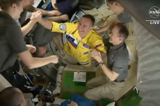 Russian cosmonauts arrive at ISS wearing Ukrainian colours of yellow and blue