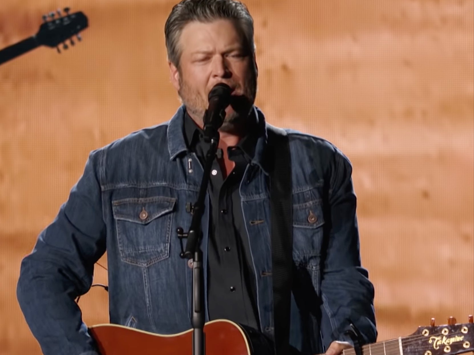 Blake Shelton performing at the 2019 ACM Awards