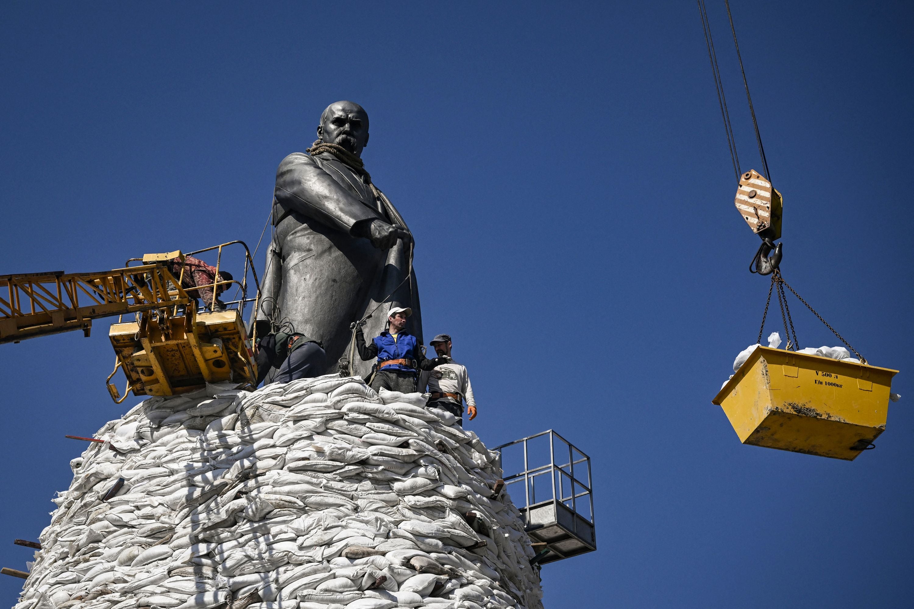 Kharkiv municipal use sand bags to protect the city's monuments from strikes