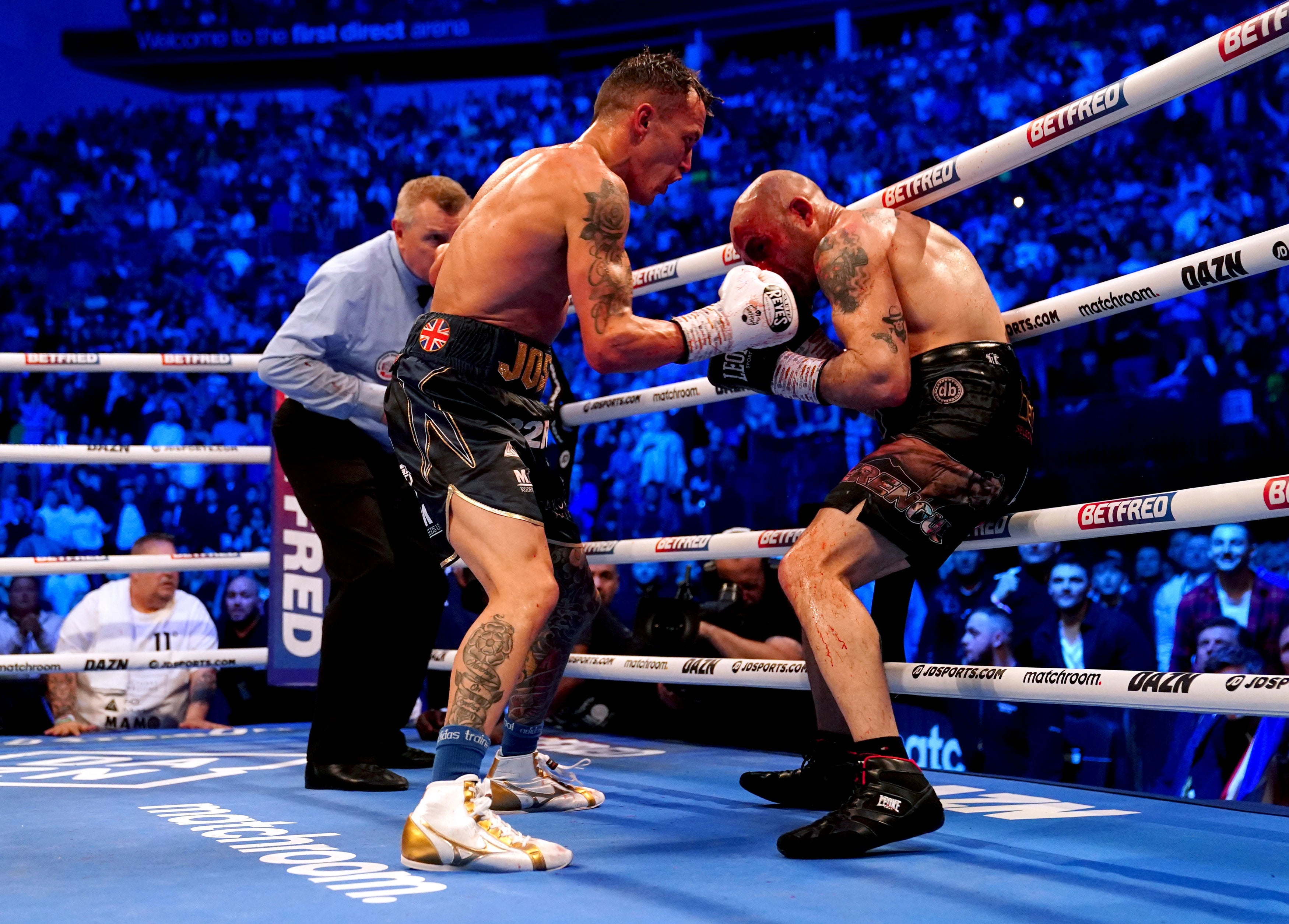 Josh Warrington pins Kiko Martinez against the ropes