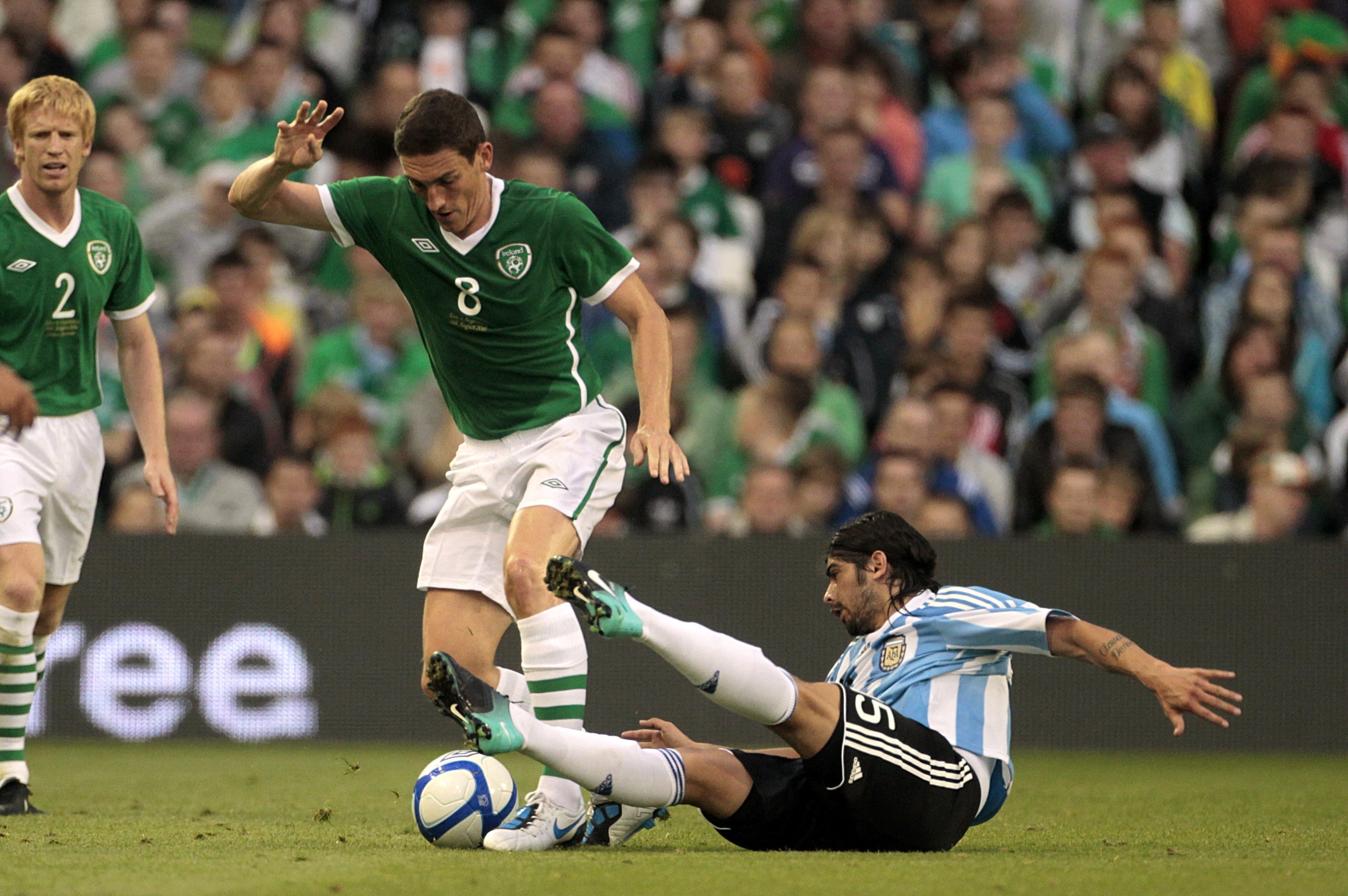 Republic of Ireland’s Keith Andrews (left) and Argentina’s Ever Banega battle for the ball (Niall Carson/PA)