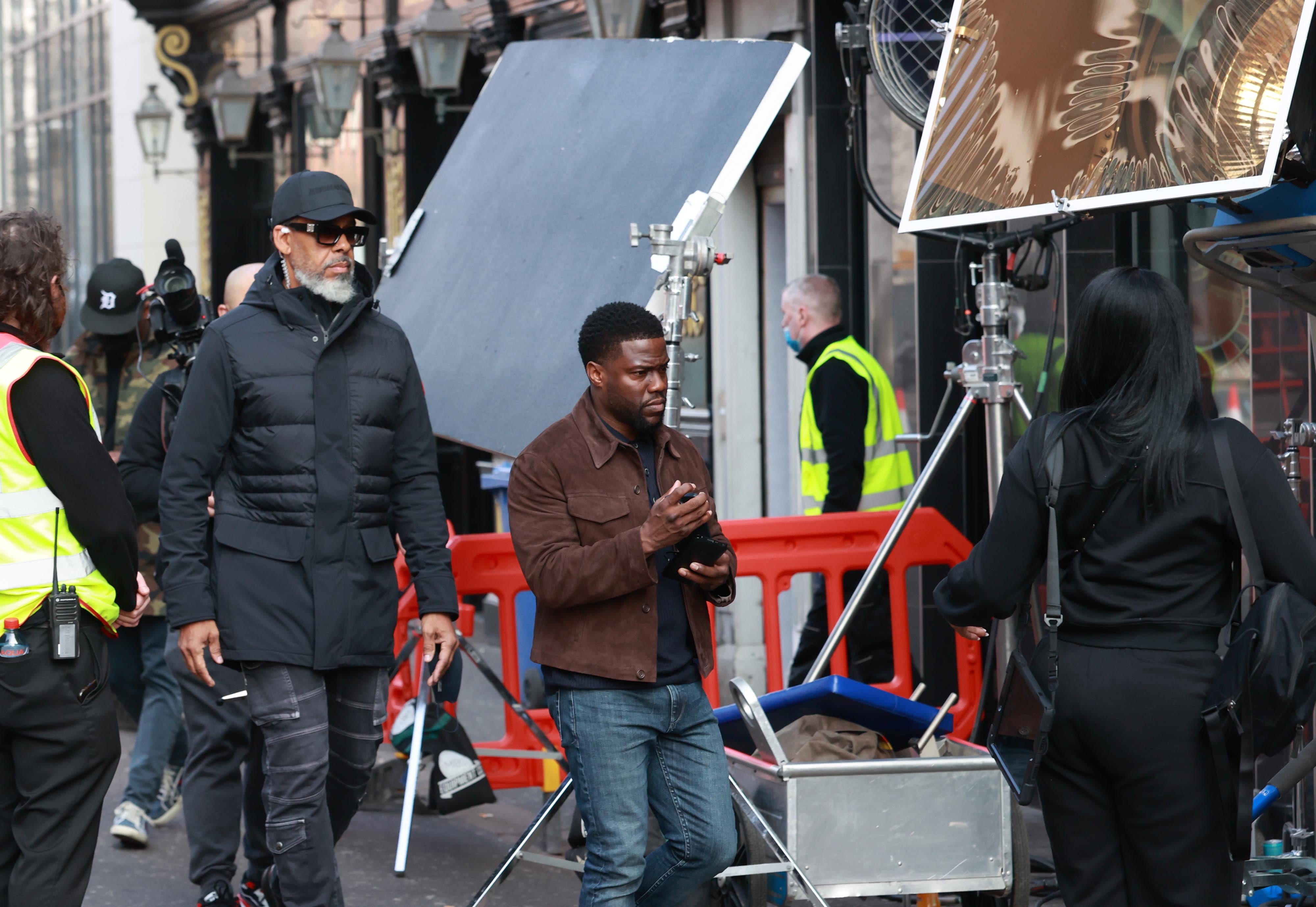 Kevin Hart (centre) on set during the filming of Lift at the Crown Bar in Belfast (/PA)