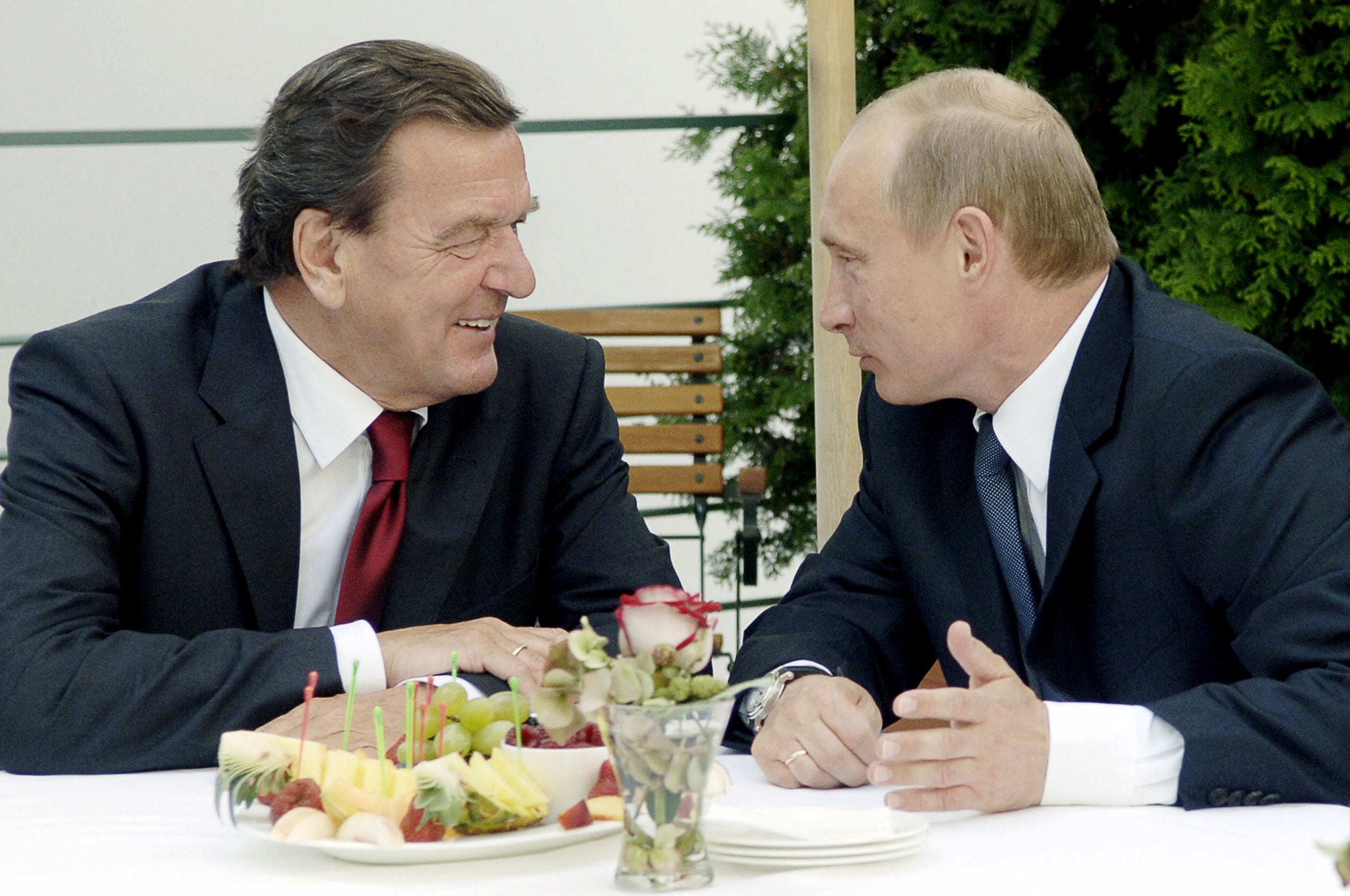 Schröder (left) talks with Vladimir Putin in Berlin, 2005